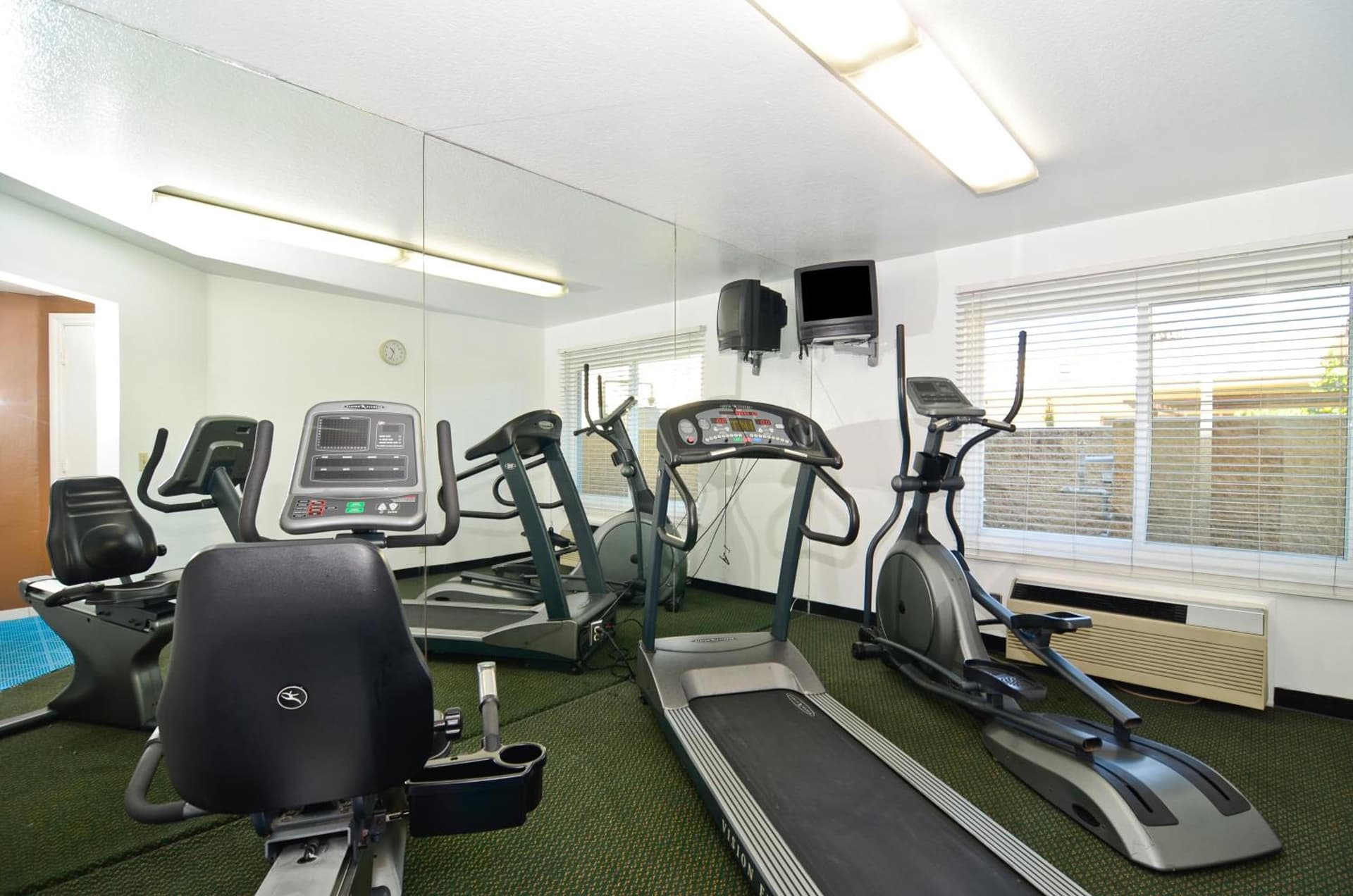 Best Western Plus Newport Mesa Inn property views in Costa Mesa, CA — gallery photo 3