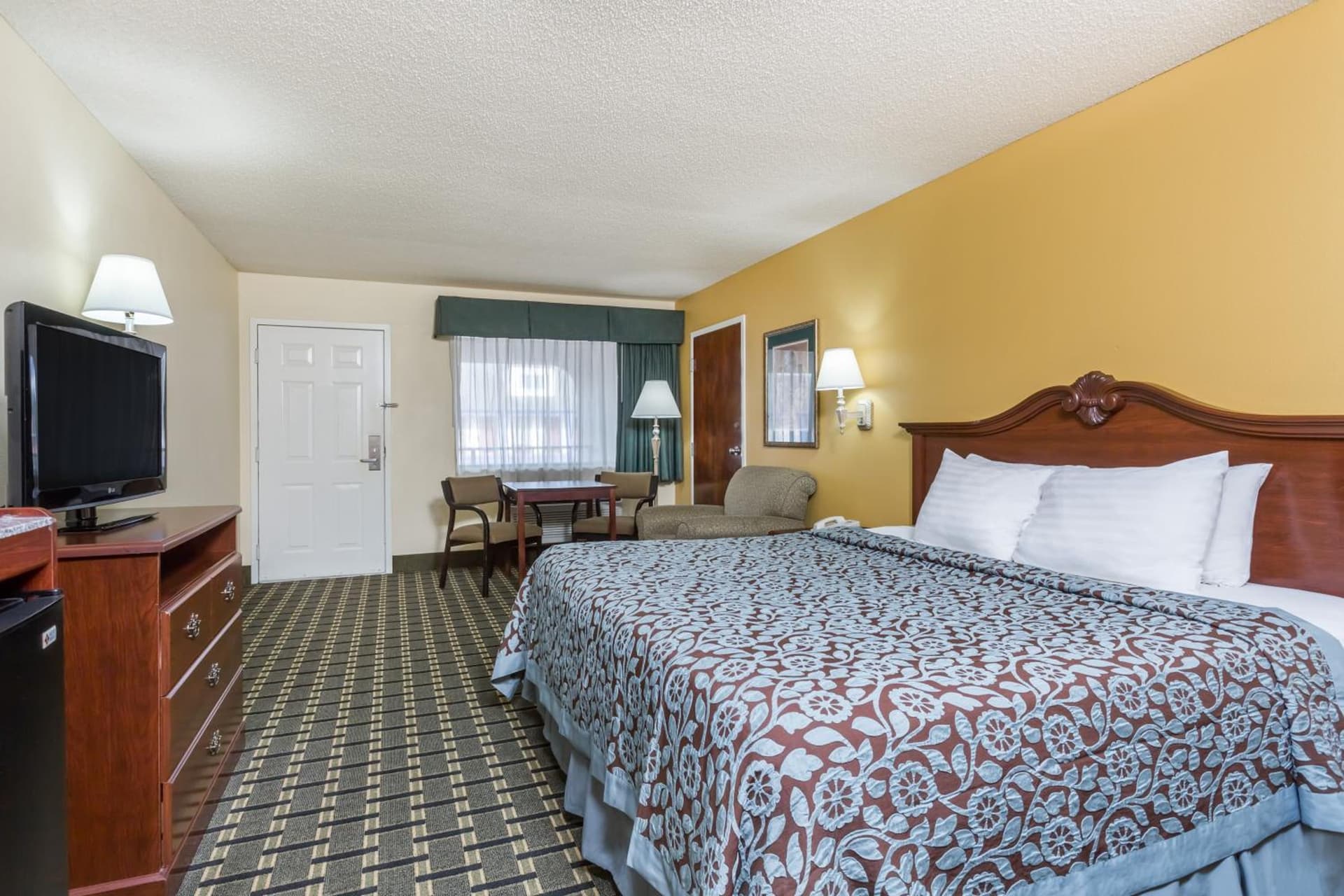 Days Inn & Suites by Wyndham Warner Robins Near Robins AFB gallery photo in Warner Robins, GA — image 9