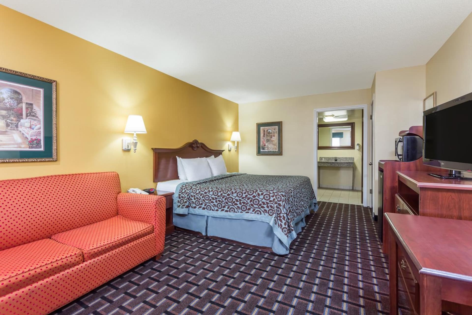 Days Inn & Suites by Wyndham Warner Robins Near Robins AFB interior in Warner Robins, GA — gallery photo 2