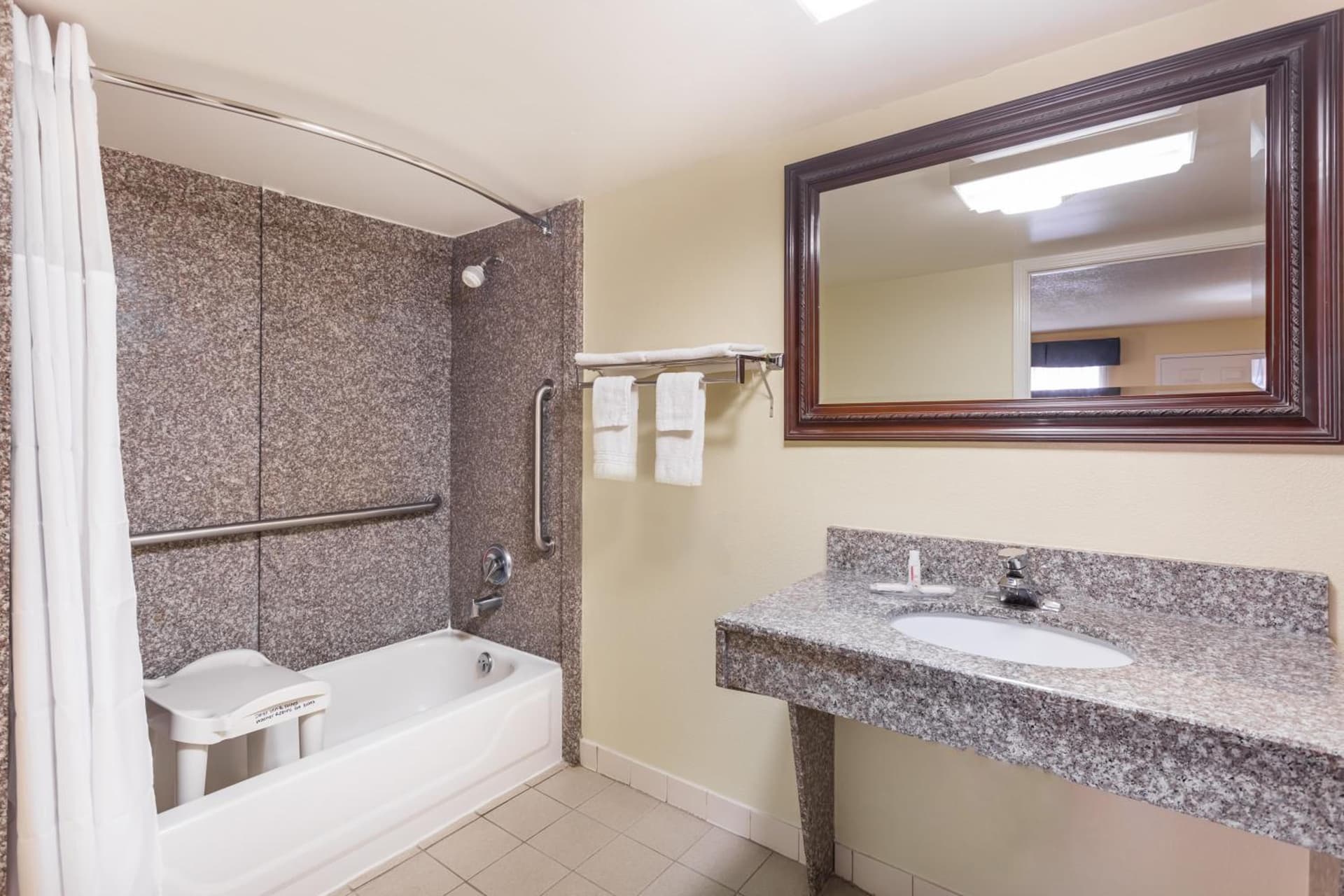 Days Inn & Suites by Wyndham Warner Robins Near Robins AFB gallery photo in Warner Robins, GA — image 13
