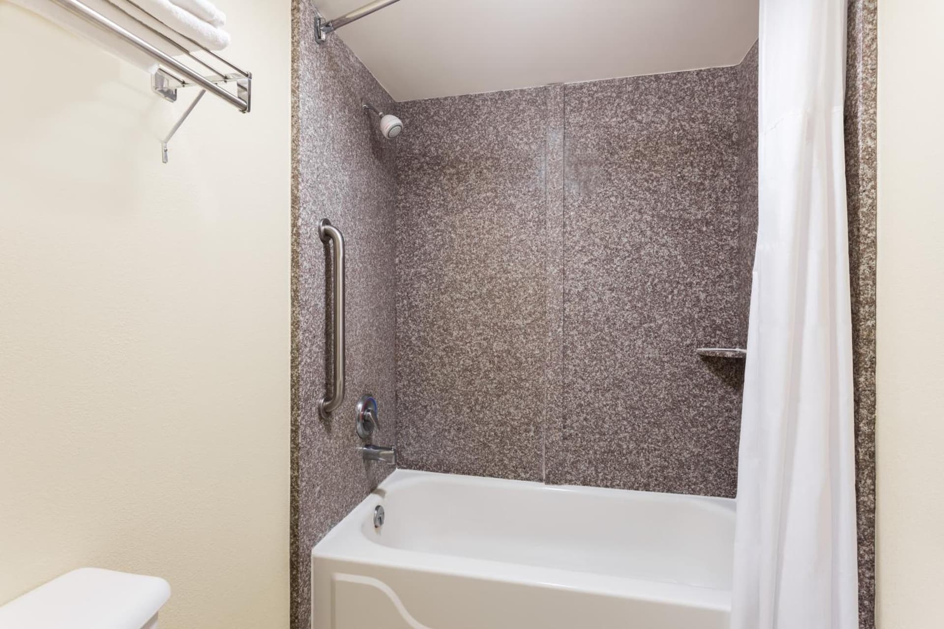 Days Inn & Suites by Wyndham Warner Robins Near Robins AFB gallery photo in Warner Robins, GA — image 4