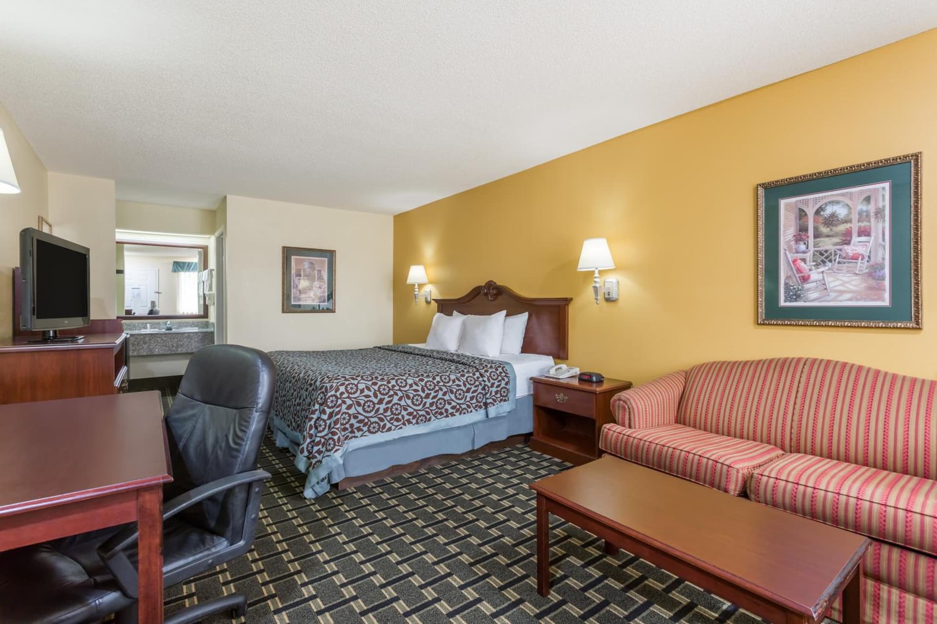 Days Inn & Suites by Wyndham Warner Robins Near Robins AFB gallery photo in Warner Robins, GA — image 23
