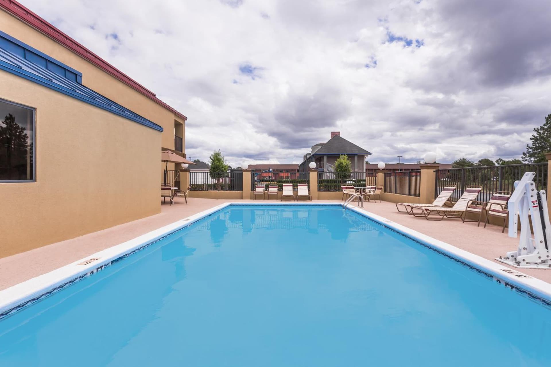Days Inn & Suites by Wyndham Warner Robins Near Robins AFB property views in Warner Robins, GA — gallery photo 3