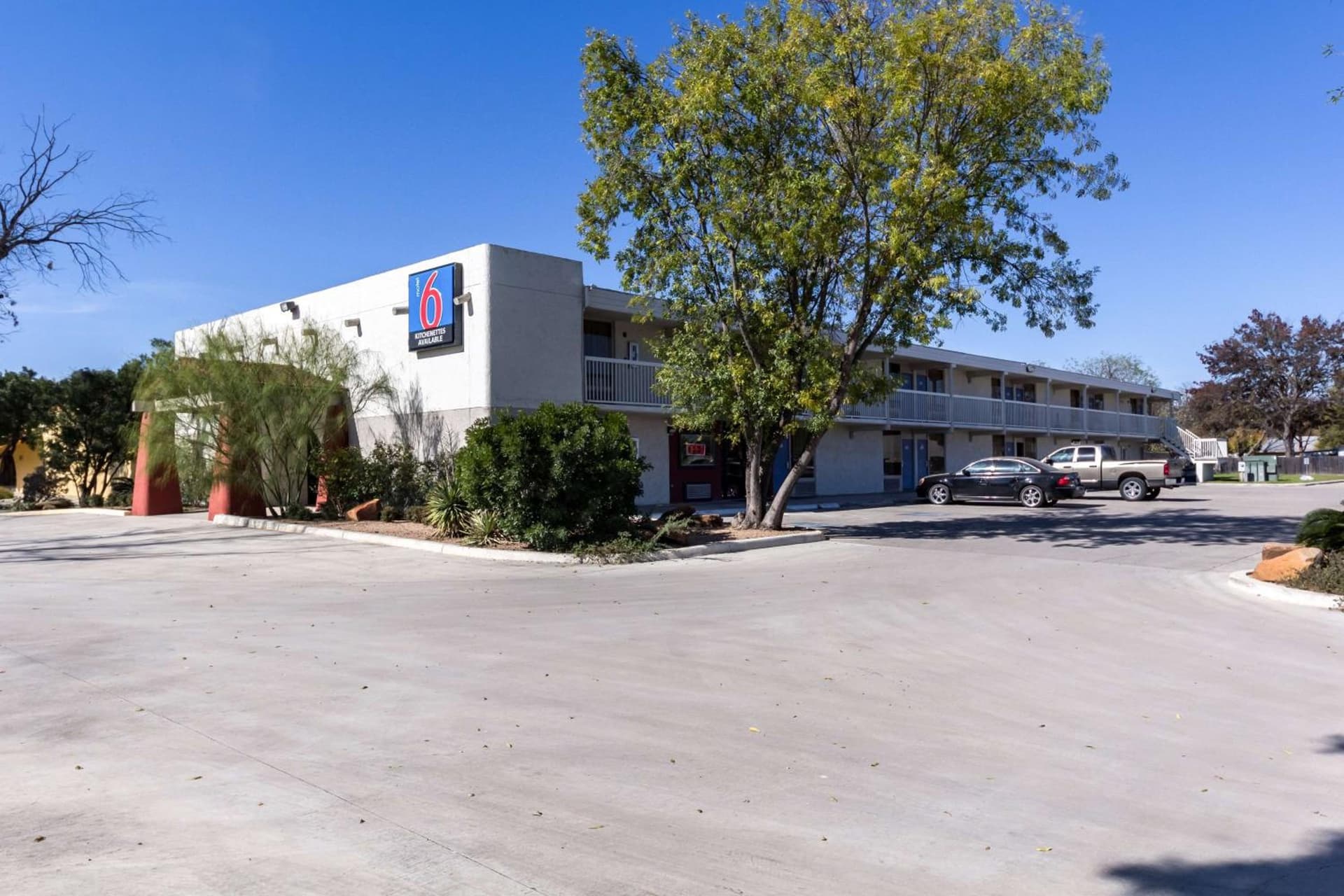 Motel 6-Uvalde, TX interior in Uvalde, TX — gallery photo 2