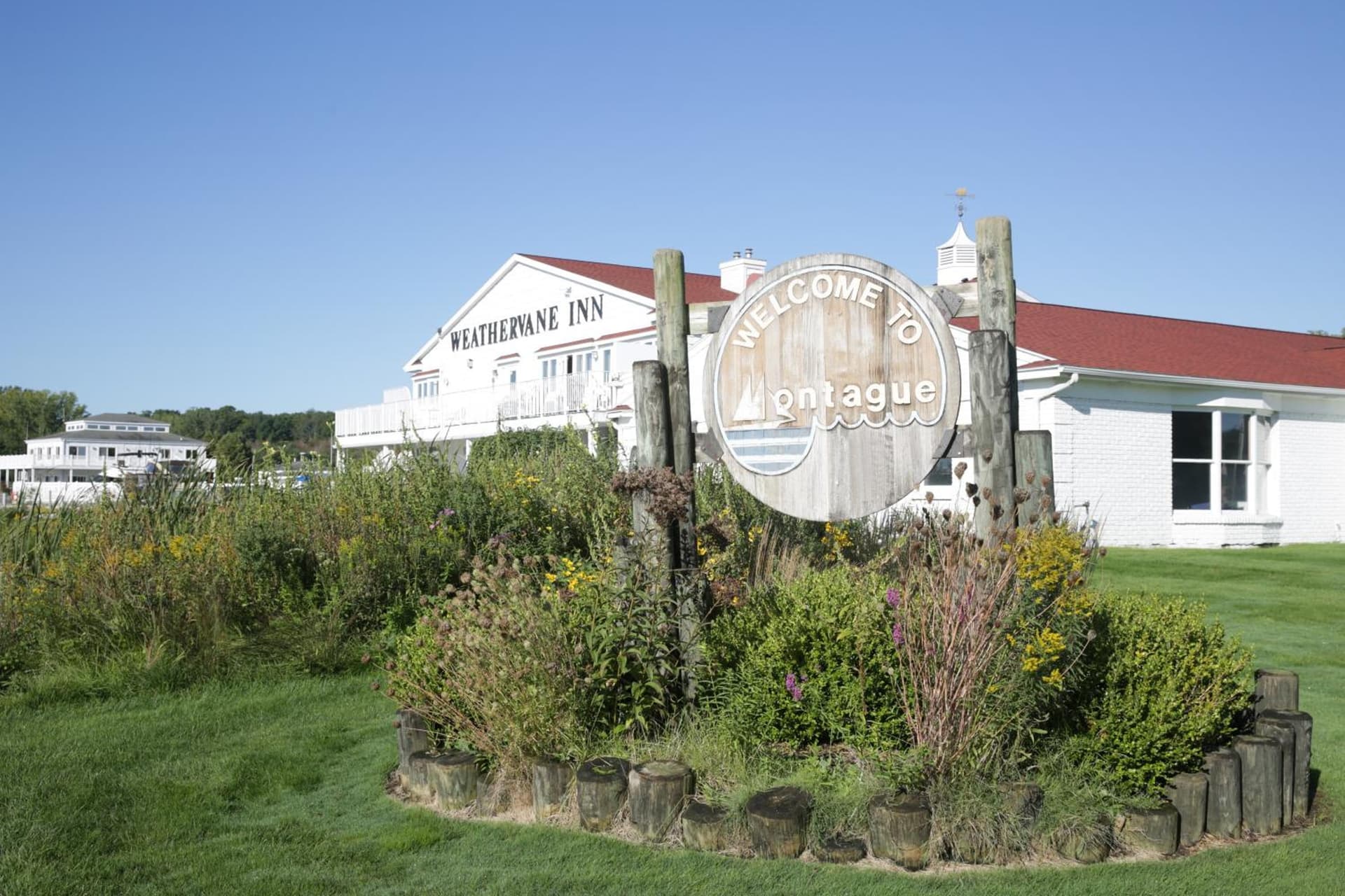 Weathervane Inn featured exterior or lobby in Montague, MI — similar hotel