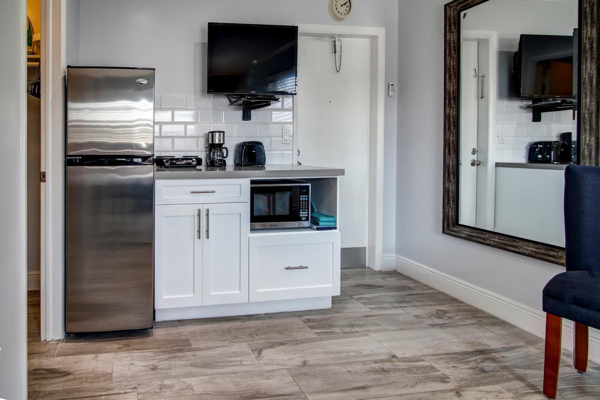May-Dee Suites in Florida property views in Hollywood, FL — gallery photo 3