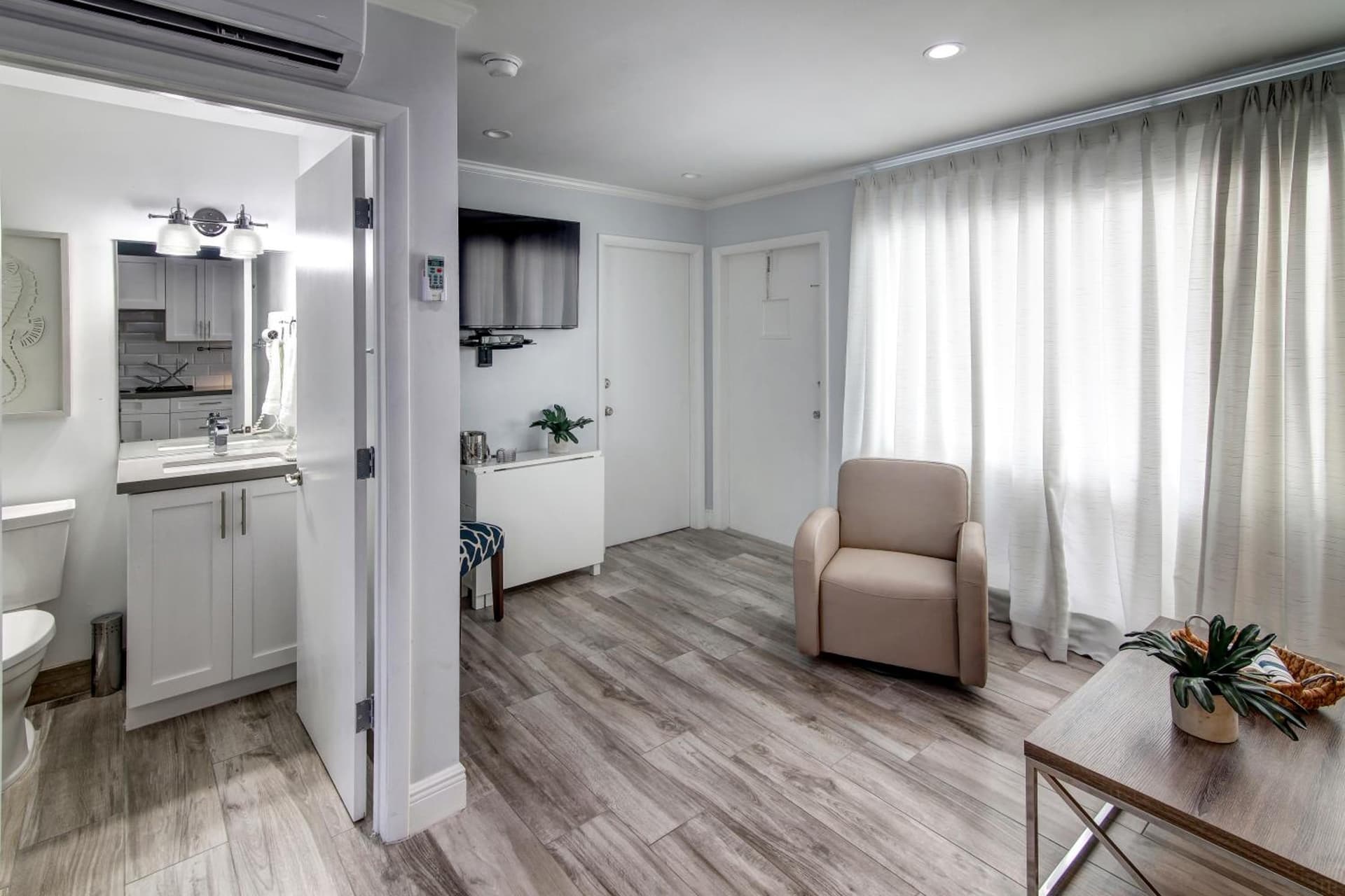 May-Dee Suites in Florida gallery photo in Hollywood, FL — image 10
