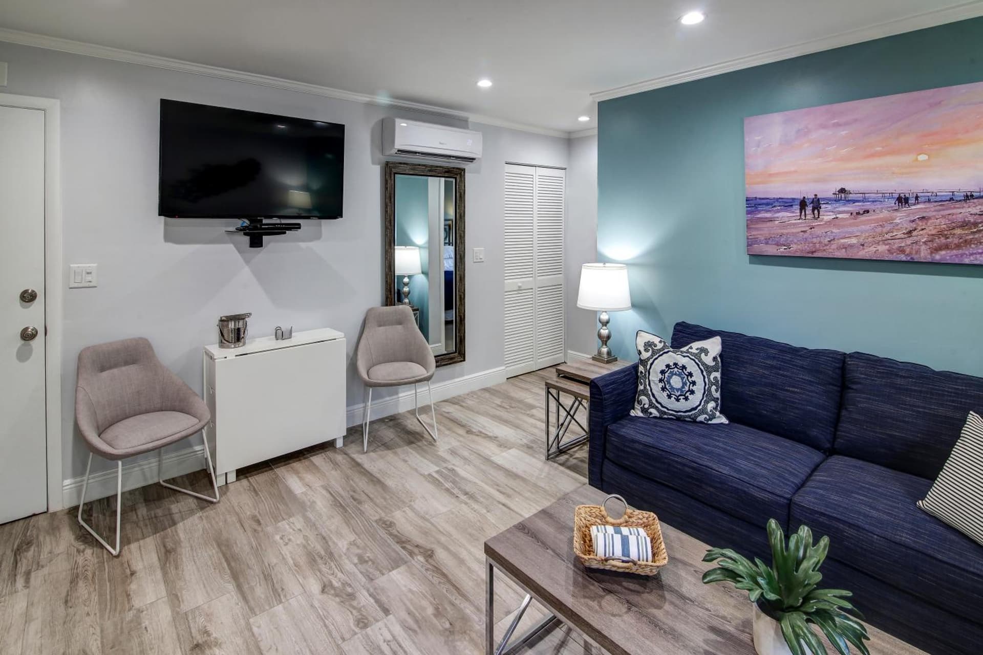 May-Dee Suites in Florida gallery photo in Hollywood, FL — image 29