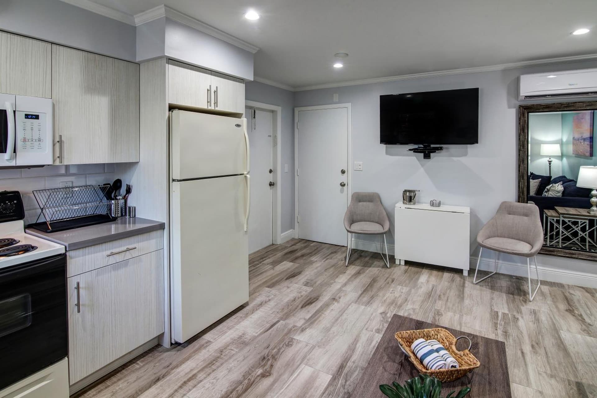 May-Dee Suites in Florida gallery photo in Hollywood, FL — image 58