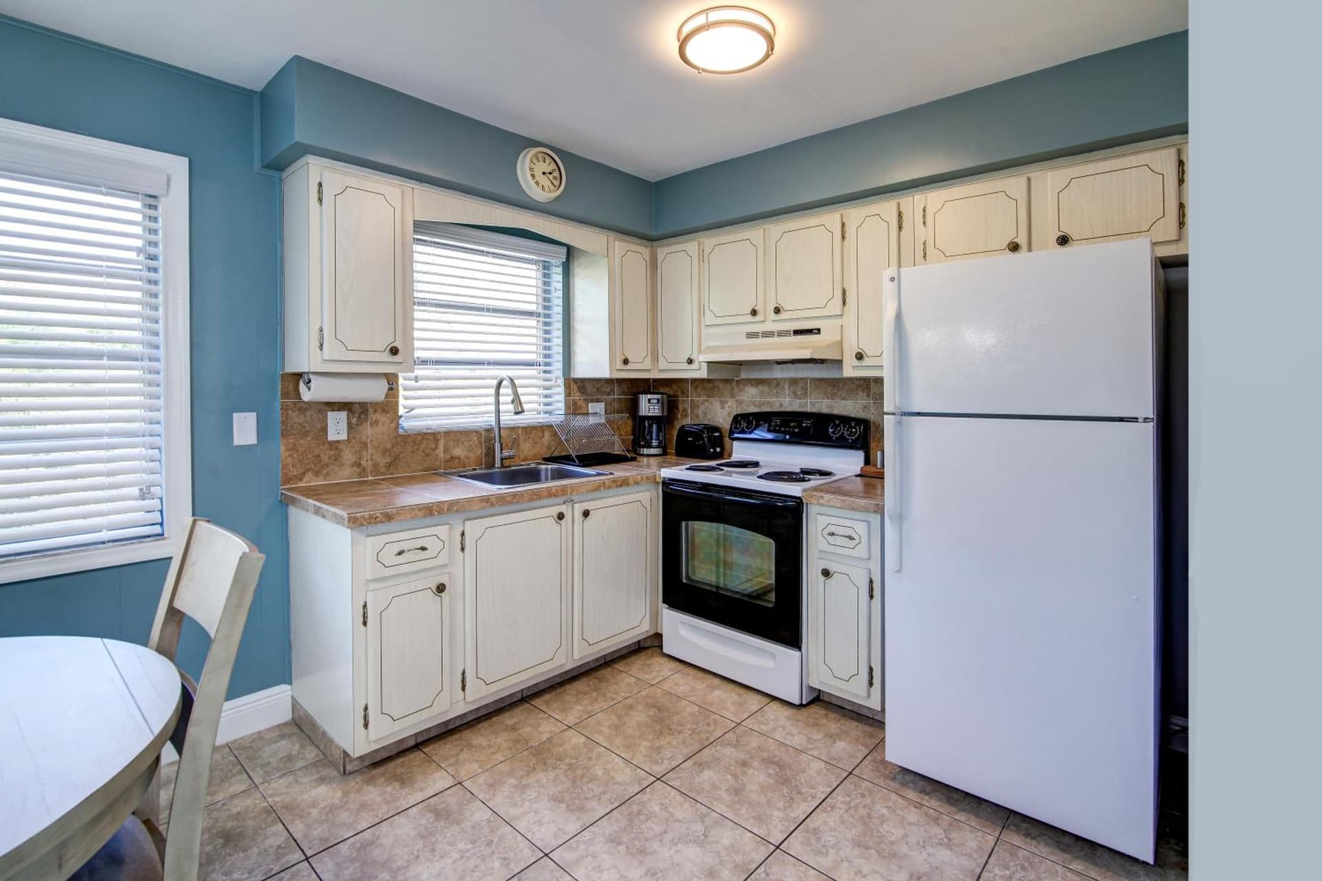 May-Dee Suites in Florida interior in Hollywood, FL — gallery photo 2