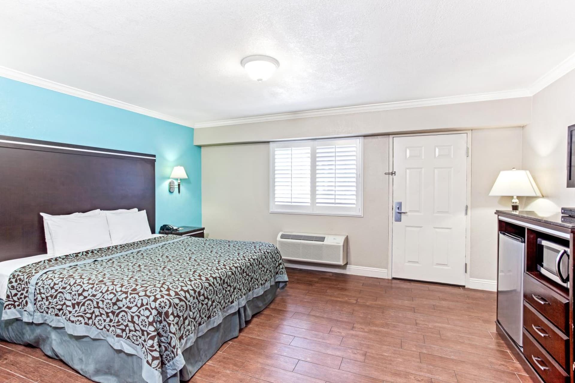 Cabana Inn & Suites interior in Long Beach, CA — gallery photo 2