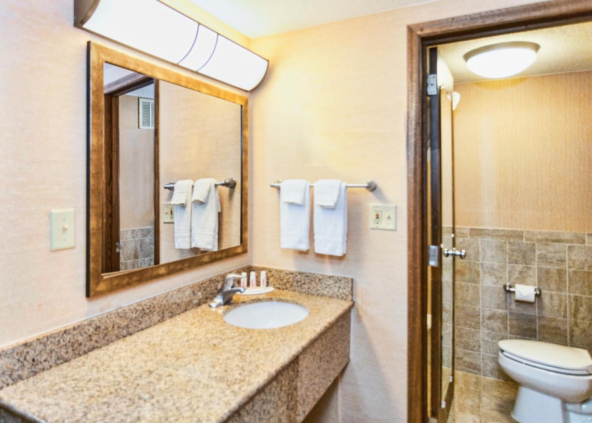 Days Inn by Wyndham Duluth Lakewalk gallery photo in Duluth, MN — image 23