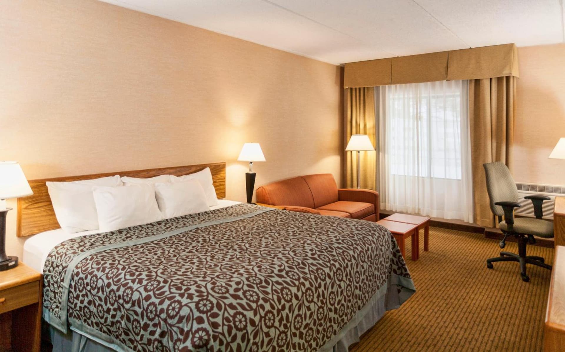 Days Inn by Wyndham Duluth Lakewalk interior in Duluth, MN — gallery photo 2