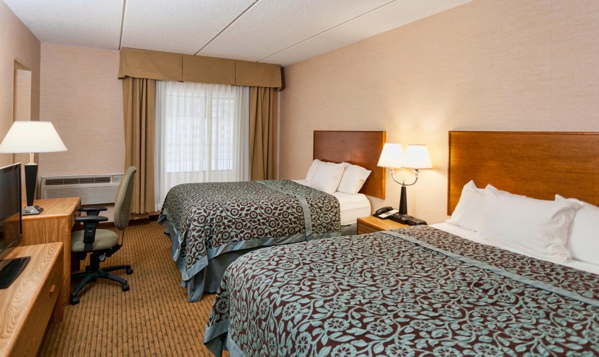 Days Inn by Wyndham Duluth Lakewalk property views in Duluth, MN — gallery photo 3