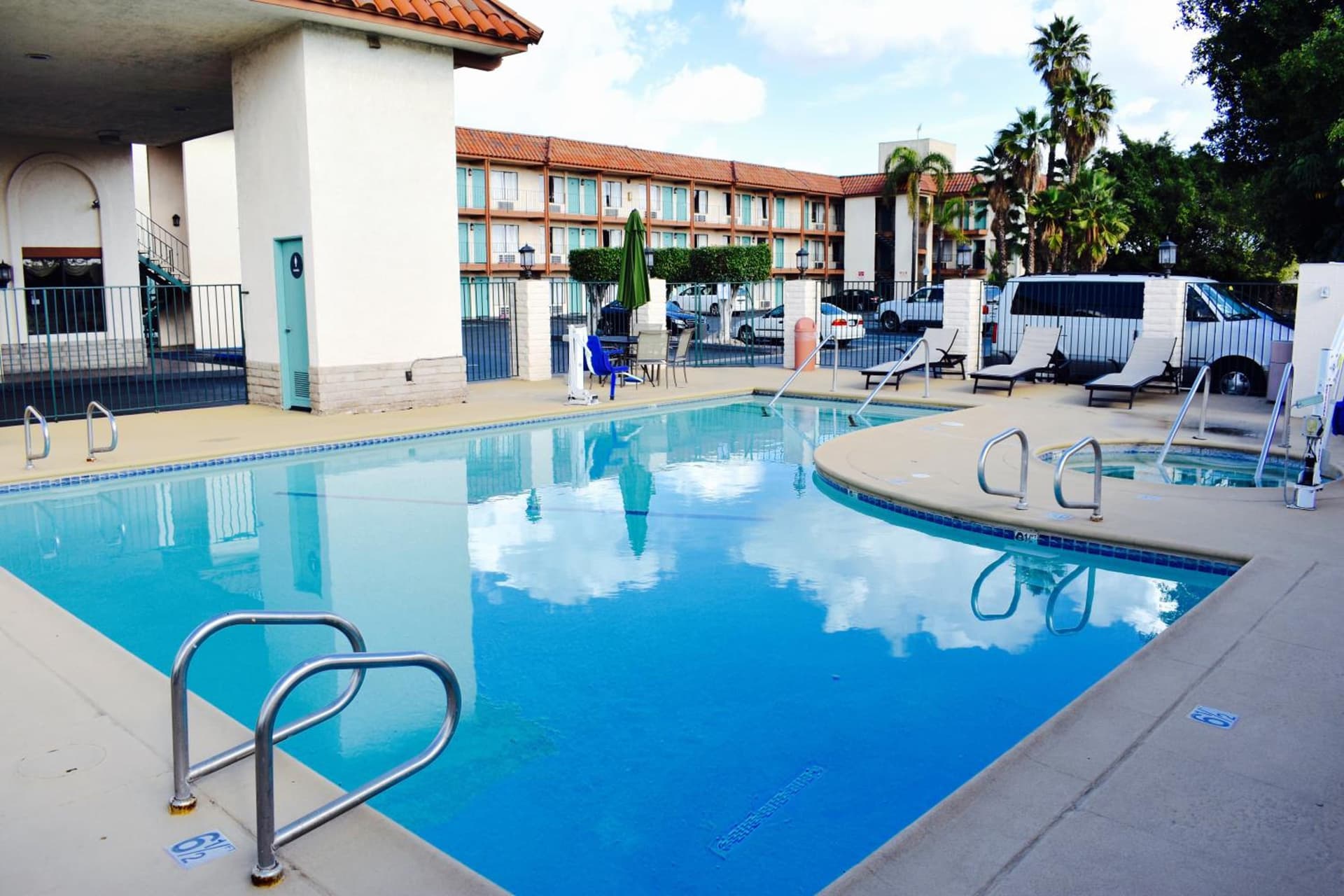 Days Inn by Wyndham Anaheim Near the Park property views in Anaheim, CA — gallery photo 3