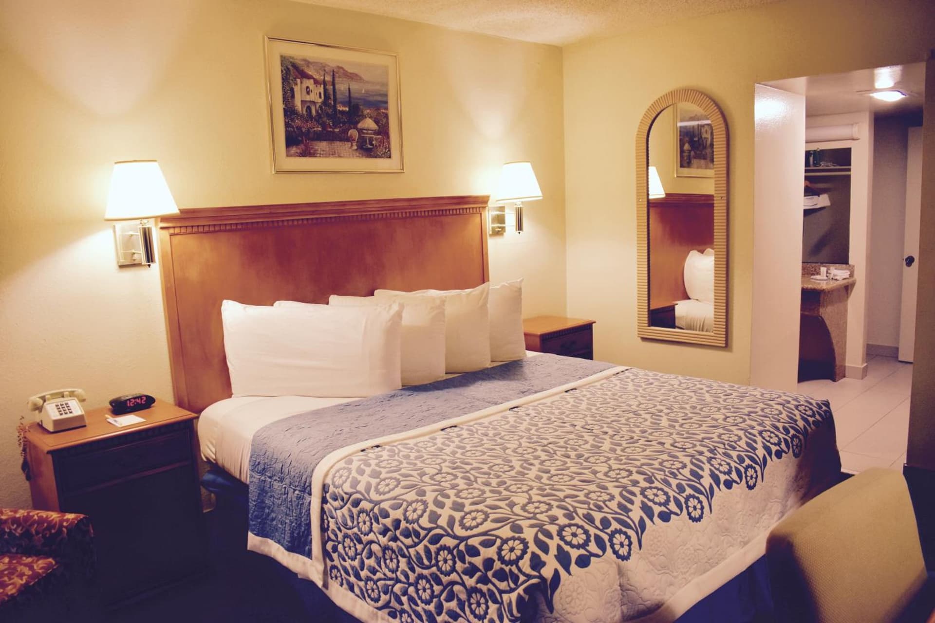 Days Inn by Wyndham Anaheim Near the Park gallery photo in Anaheim, CA — image 26