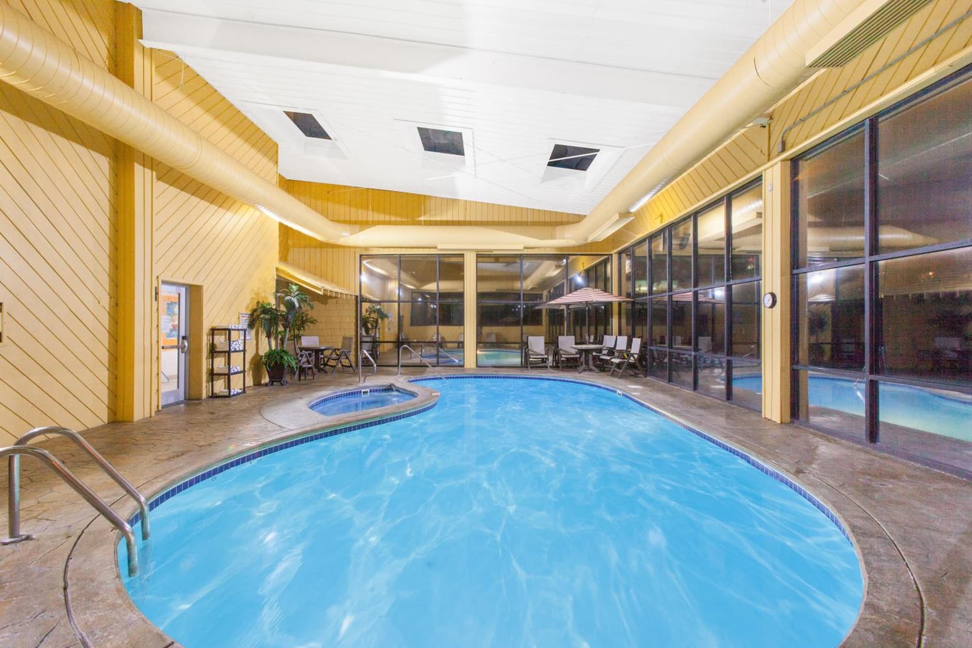 Baymont by Wyndham Branson - On the Strip interior in Branson, MO — gallery photo 2