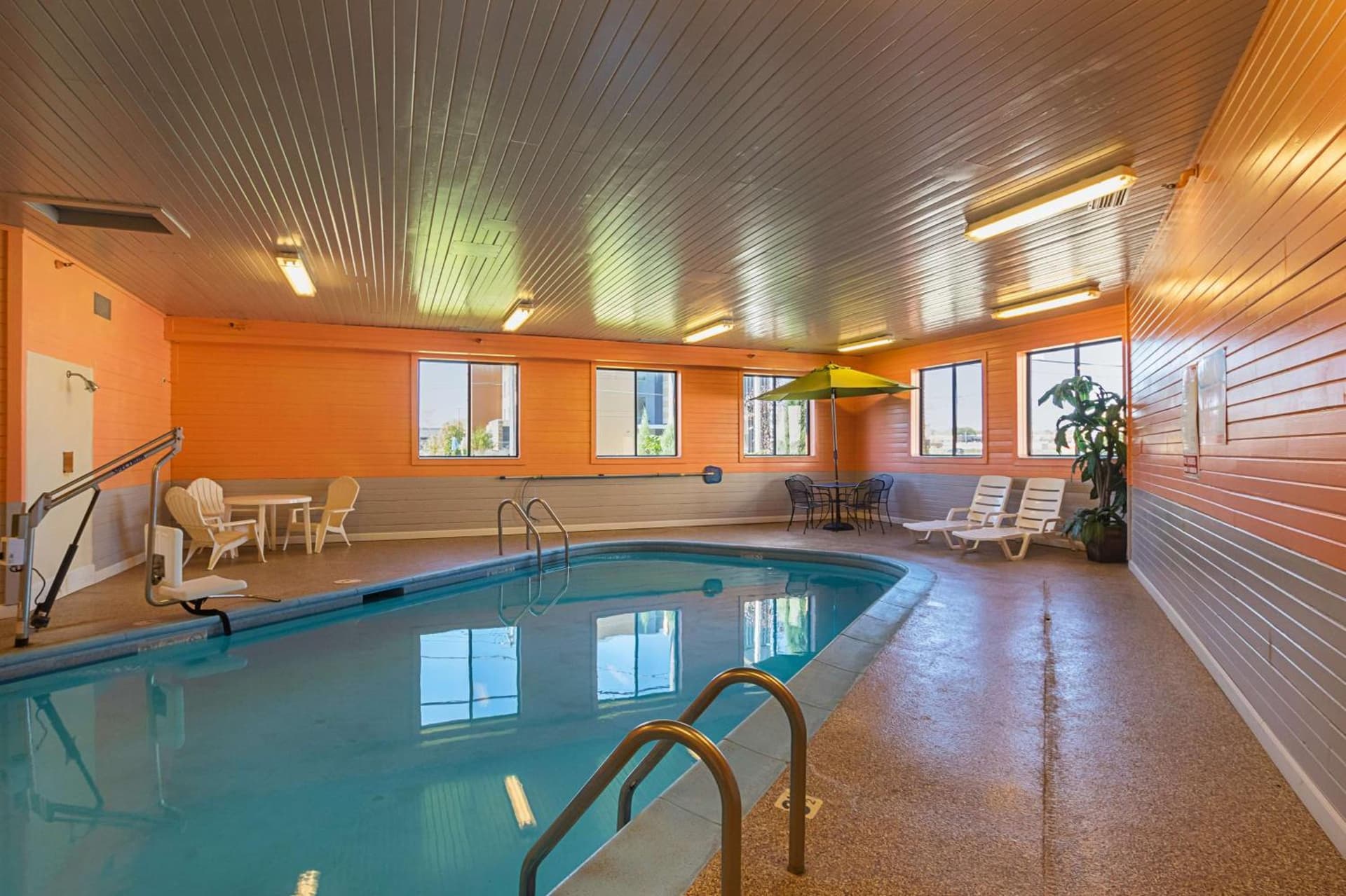 Motel 6-Waterloo, IA - Crossroads Mall - Cedar Falls interior in Waterloo, IA — gallery photo 2