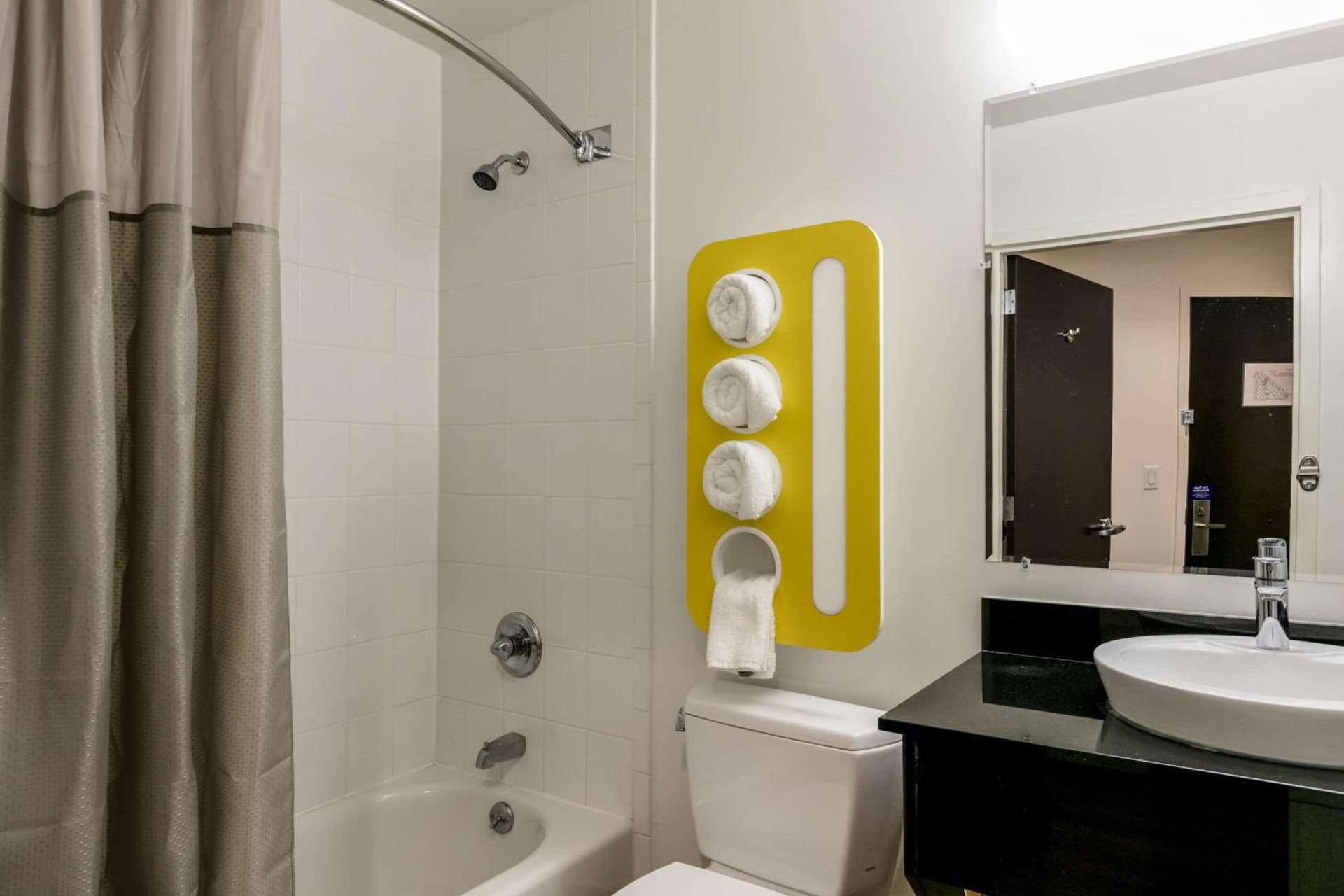 Feather Factory Hotel gallery photo in Queens, NY — image 7