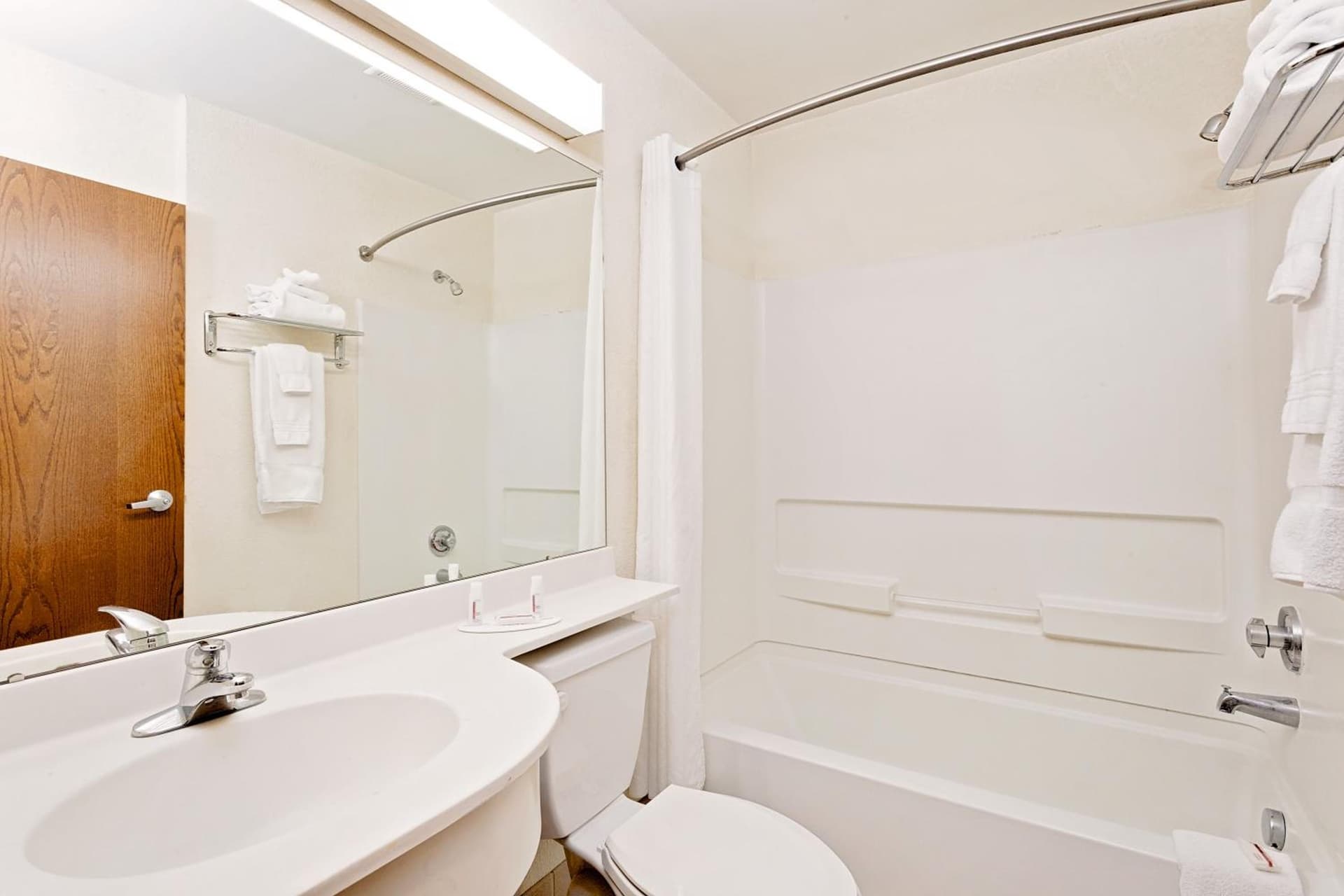 Microtel Inn & Suites by Wyndham Middletown interior in Middletown, NY — gallery photo 2