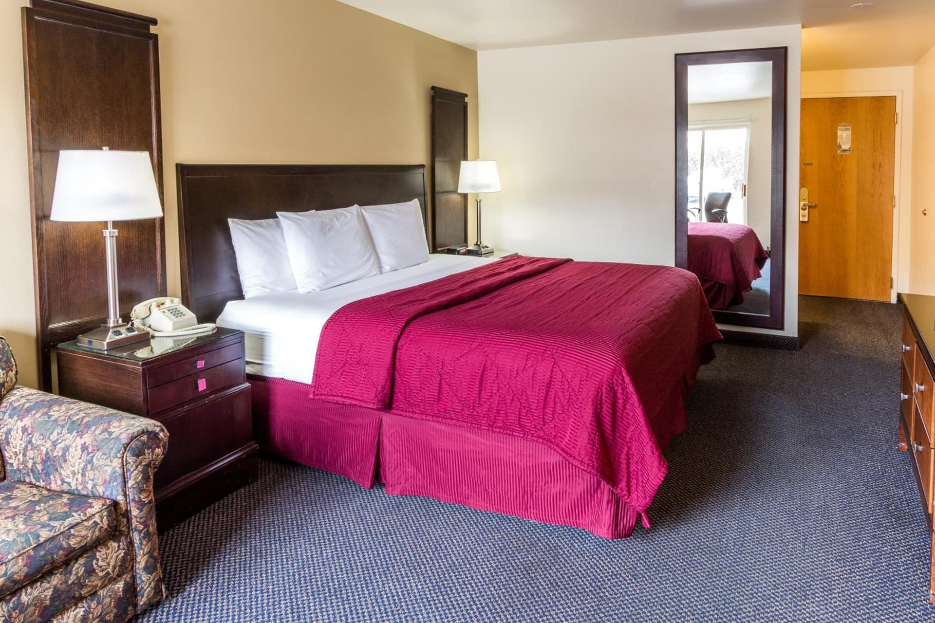 Cedars Inn interior in Wenatchee, WA — gallery photo 2