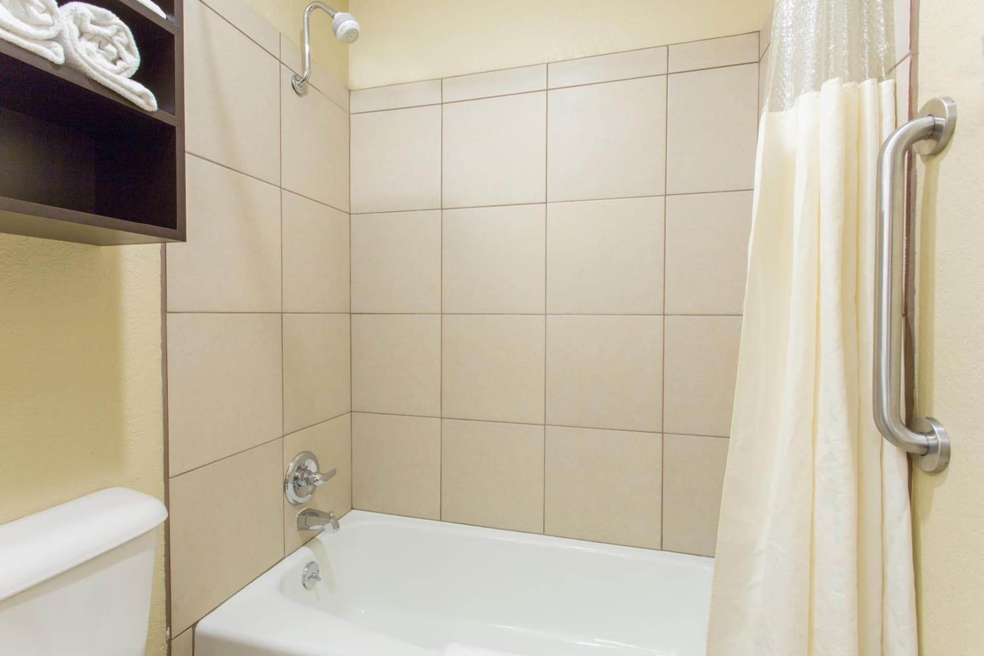 Days Inn & Suites by Wyndham Waterloo gallery photo in Waterloo, IA — image 42