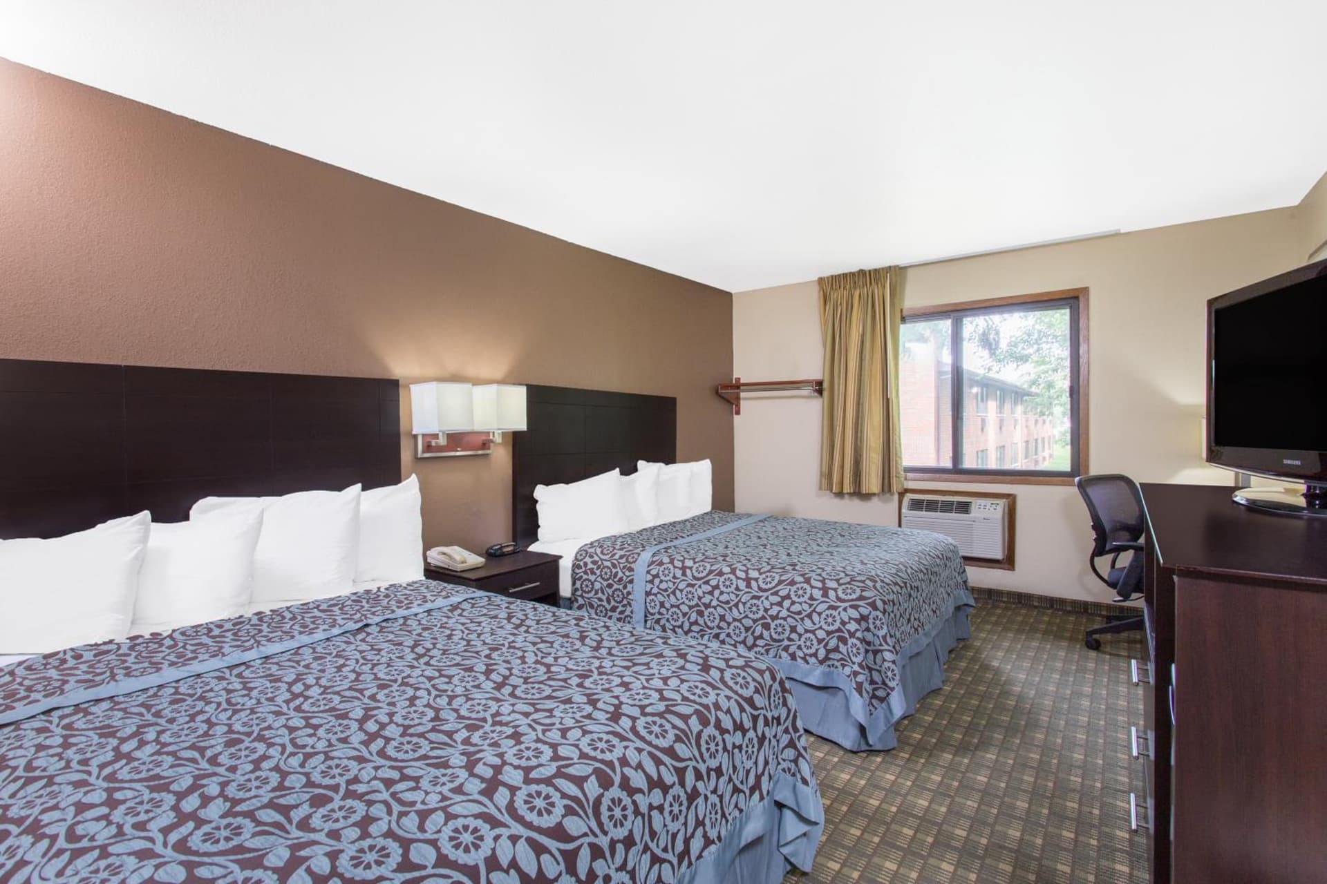 Days Inn & Suites by Wyndham Waterloo interior in Waterloo, IA — gallery photo 2