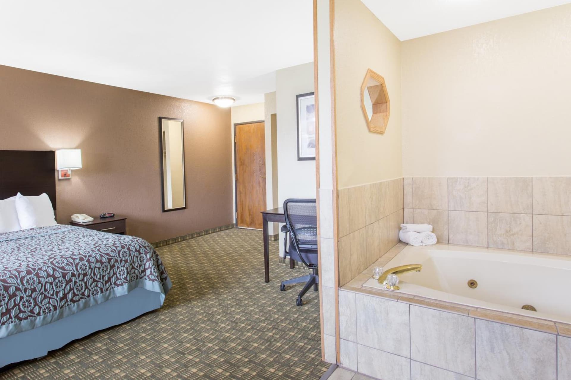 Days Inn & Suites by Wyndham Waterloo gallery photo in Waterloo, IA — image 37