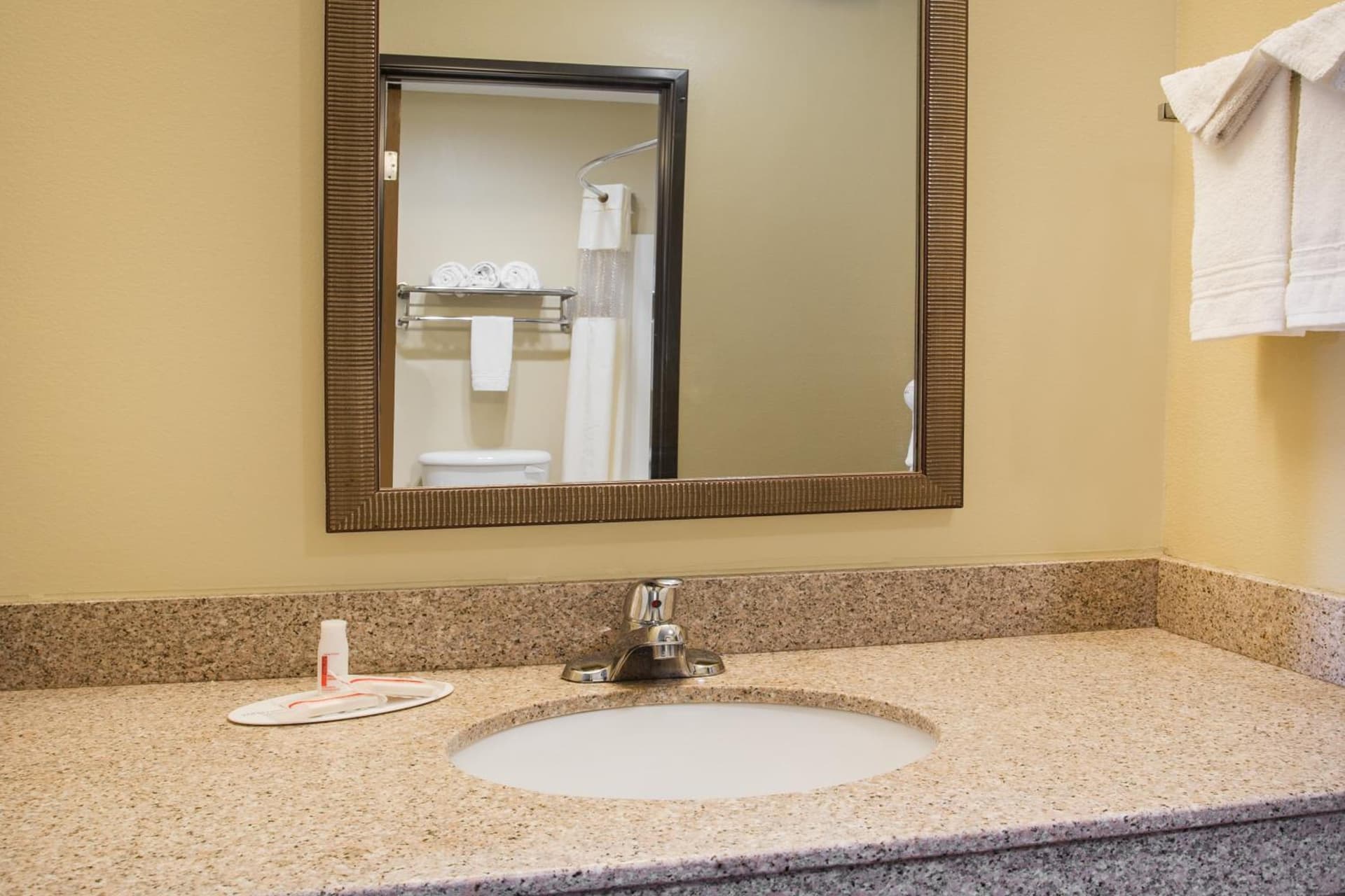 Days Inn by Wyndham Evansdale Waterloo gallery photo in Evansdale, IA — image 48