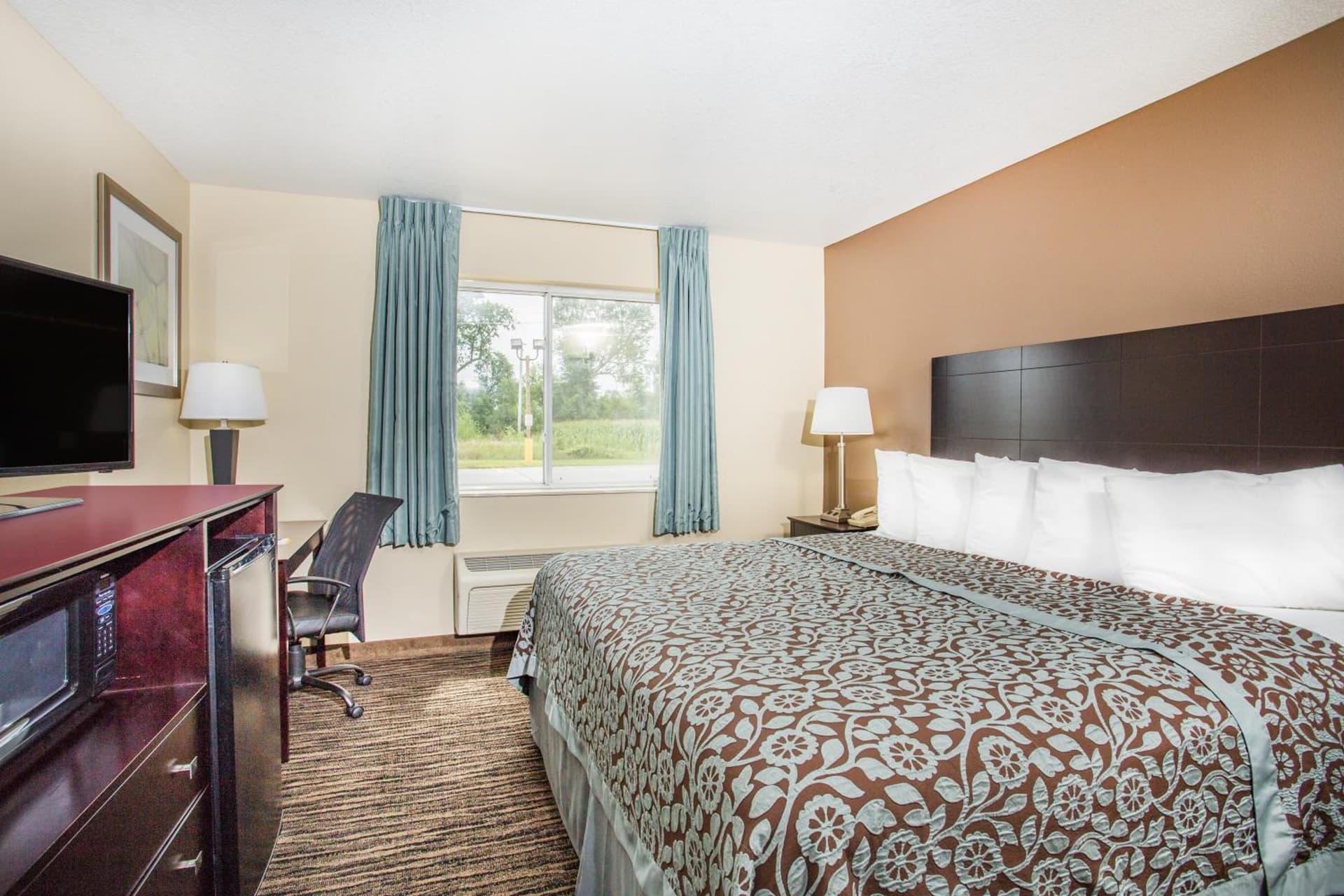 Days Inn by Wyndham Evansdale Waterloo gallery photo in Evansdale, IA — image 11