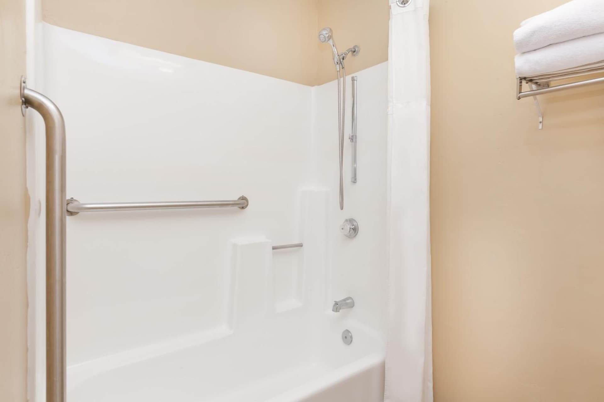Ramada by Wyndham San Diego Poway Miramar property views in Poway, CA — gallery photo 3