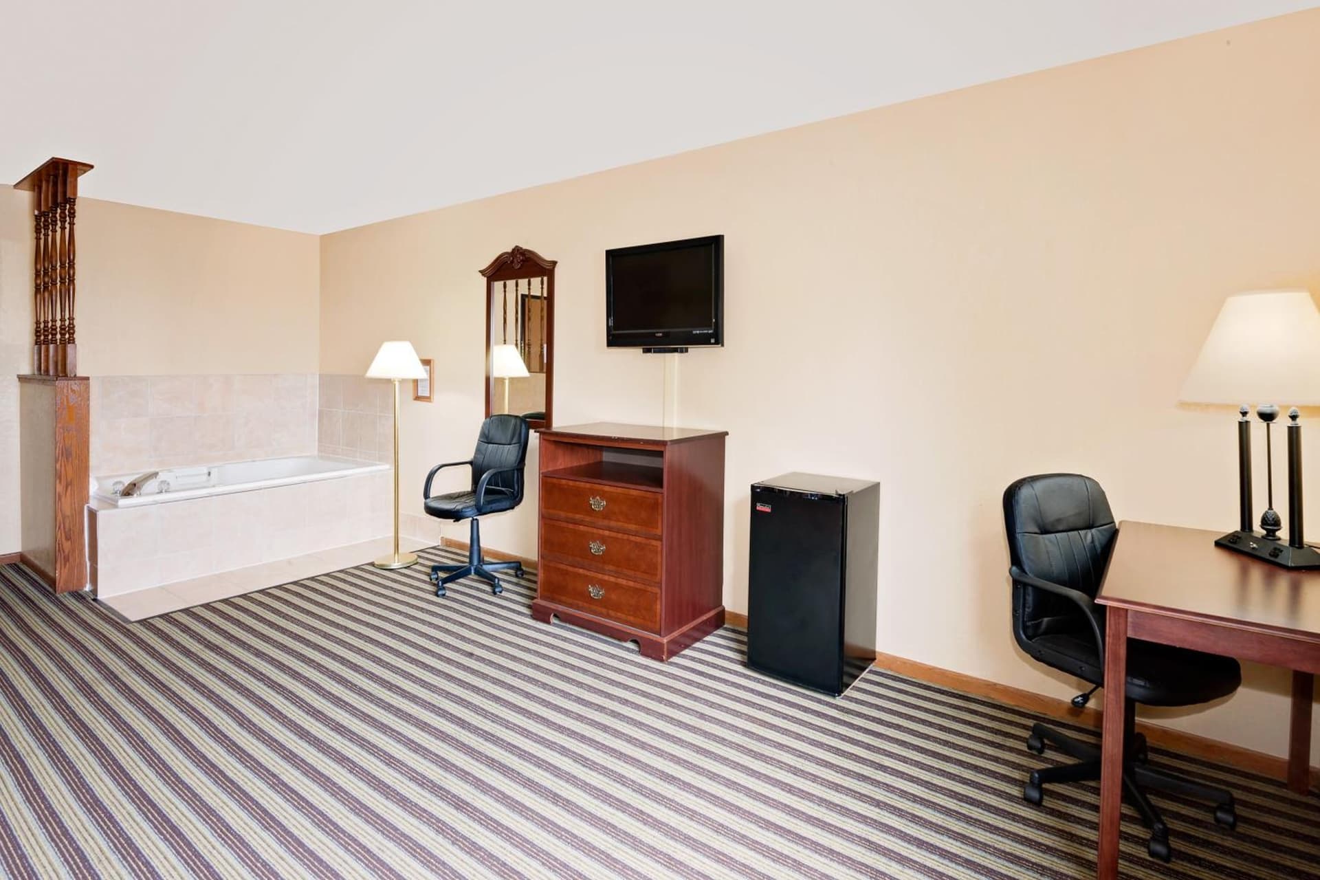 Super 8 by Wyndham Iowa Falls interior in Iowa Falls, IA — gallery photo 2