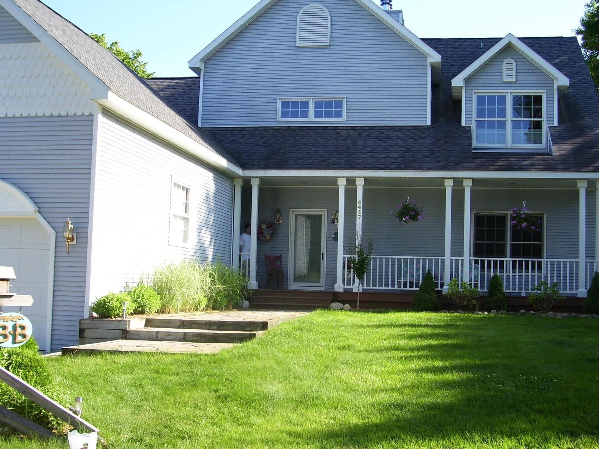 The Torch Lake Bed and Breakfast featured exterior or lobby in Central Lake, MI — similar hotel