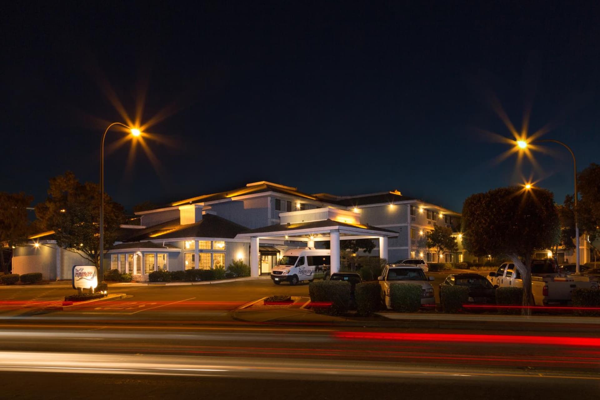 The Marina Inn on San Francisco Bay featured exterior or lobby in San Leandro, CA — similar hotel