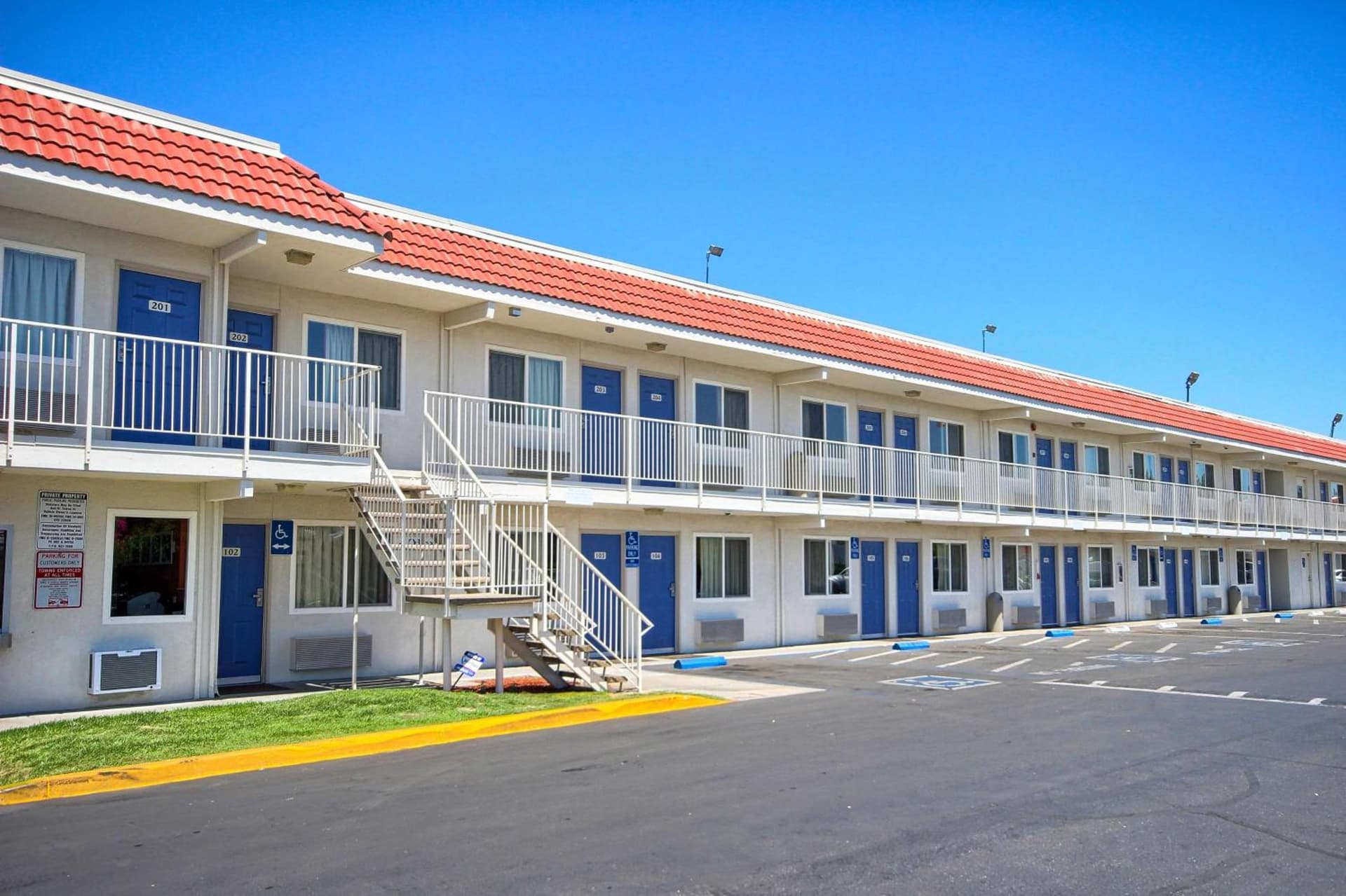 Motel 6-Fresno, CA - Blackstone South property views in Fresno, CA — gallery photo 3
