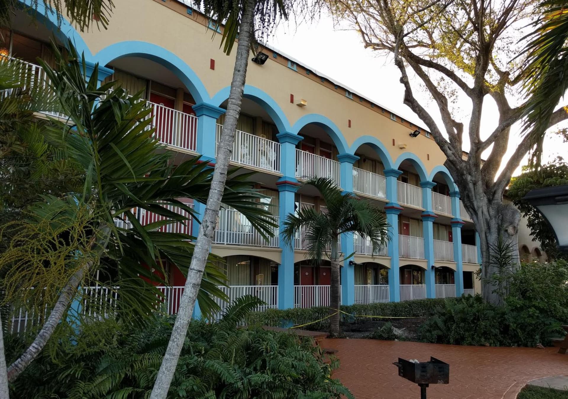 Red Carpet Inn Airport and Cruise Port Hotel Fort Lauderdale interior in Fort Lauderdale, FL — gallery photo 2