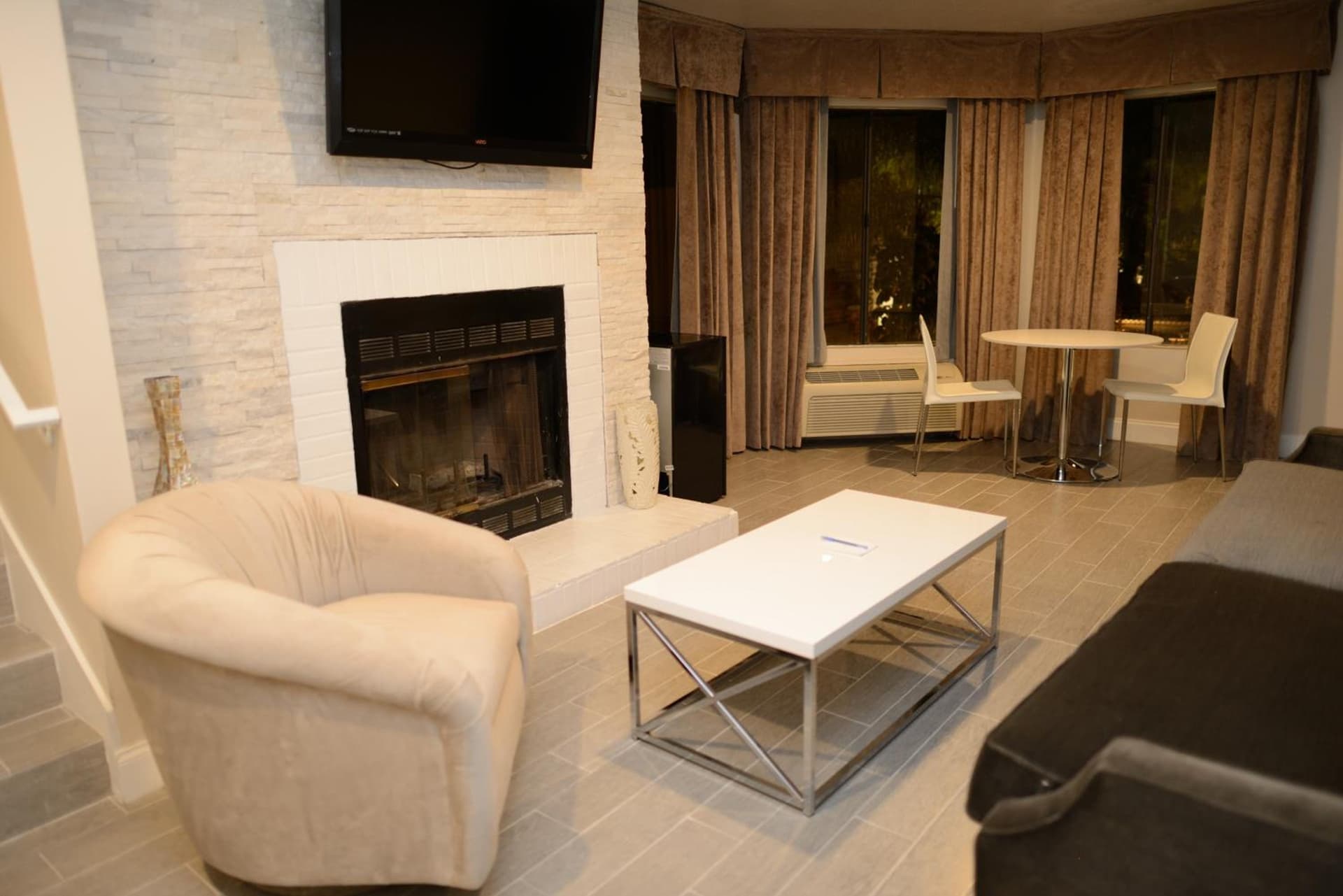 Hotel Le Reve Pasadena property views in Pasadena, CA — gallery photo 3