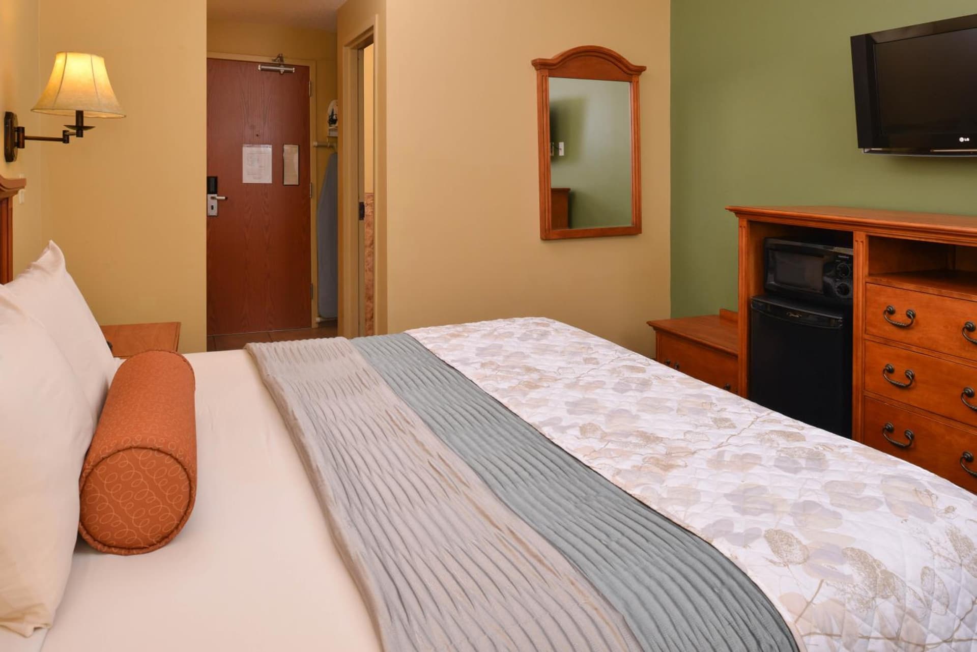 Country Hearth Inn & Suites Edwardsville gallery photo in Edwardsville, IL — image 22