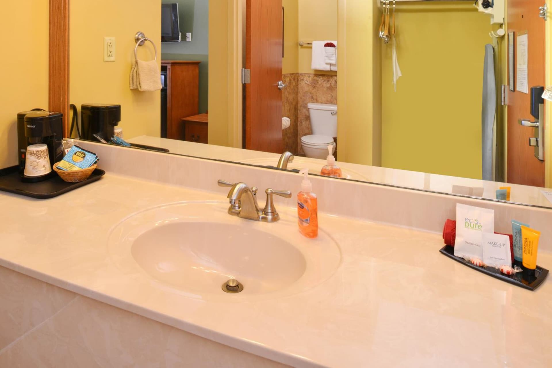 Country Hearth Inn & Suites Edwardsville gallery photo in Edwardsville, IL — image 27