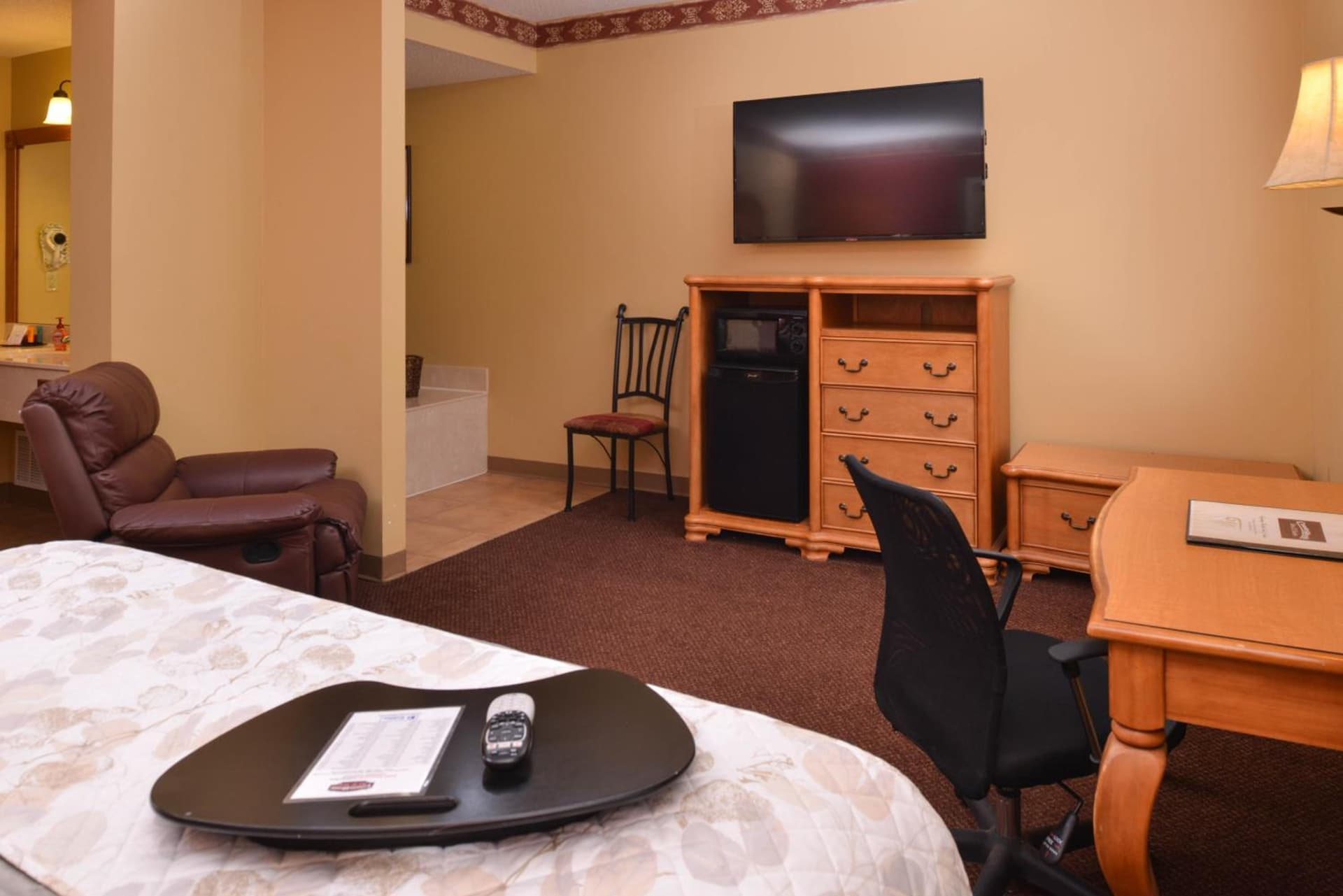 Country Hearth Inn & Suites Edwardsville gallery photo in Edwardsville, IL — image 23