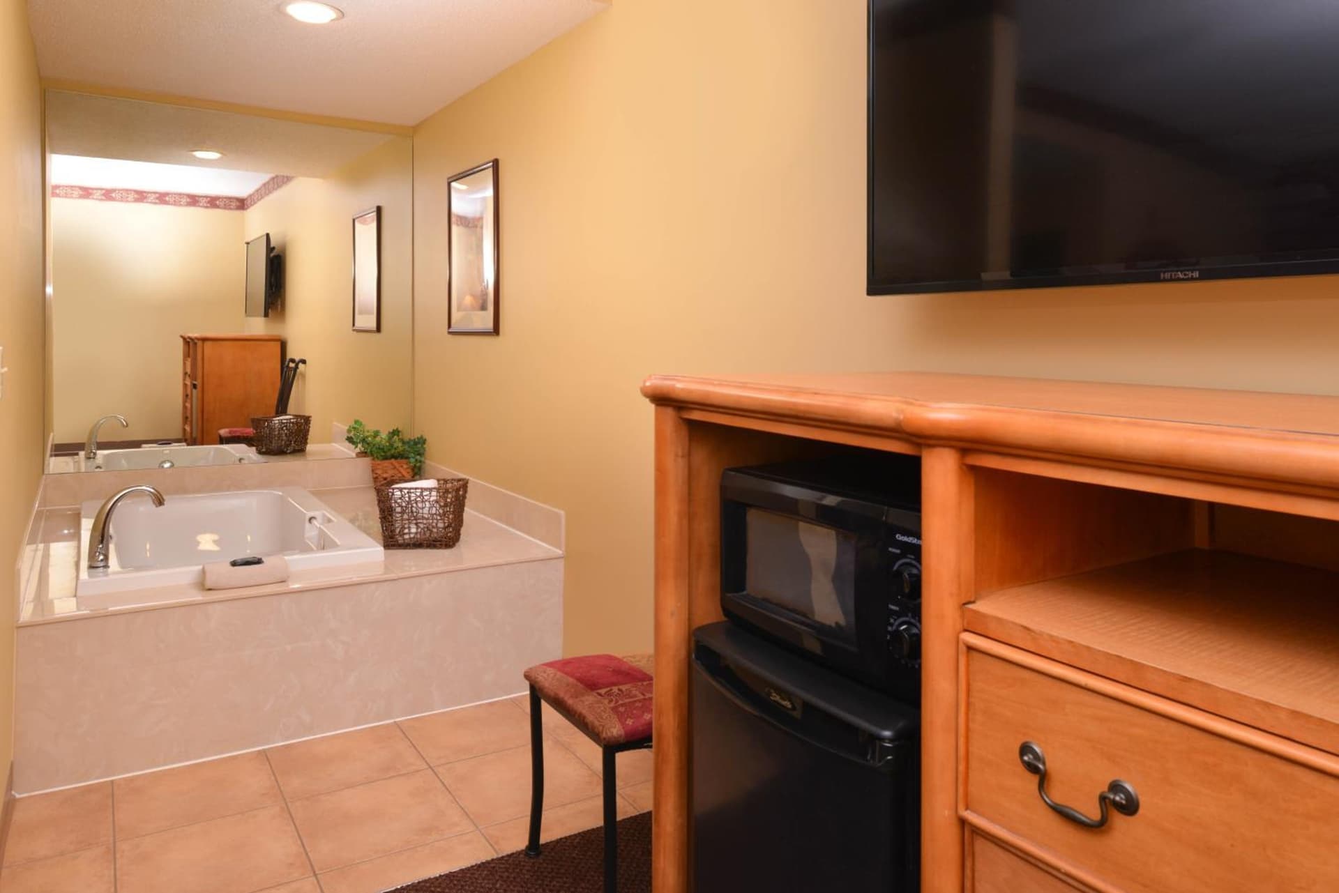 Country Hearth Inn & Suites Edwardsville gallery photo in Edwardsville, IL — image 7