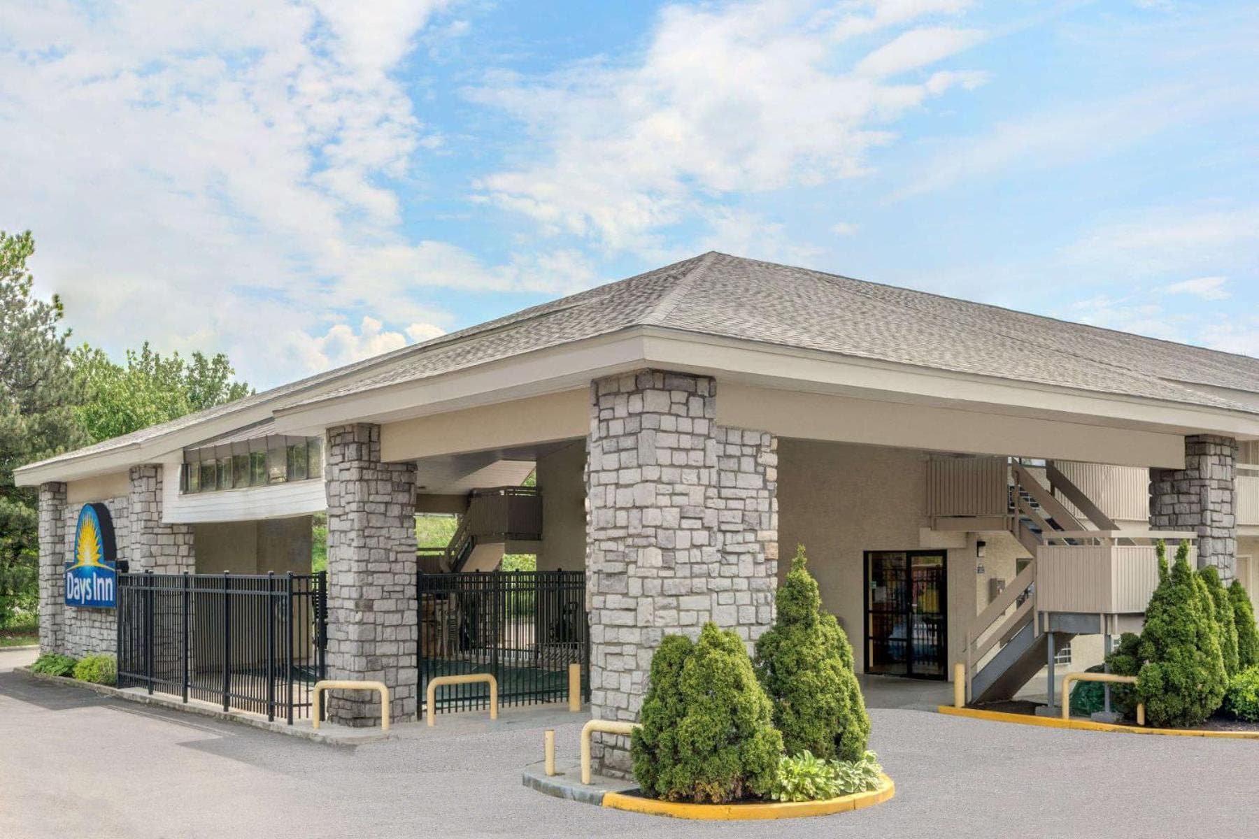 Days Inn by Wyndham Columbus Fairgrounds interior in Columbus, OH — gallery photo 2