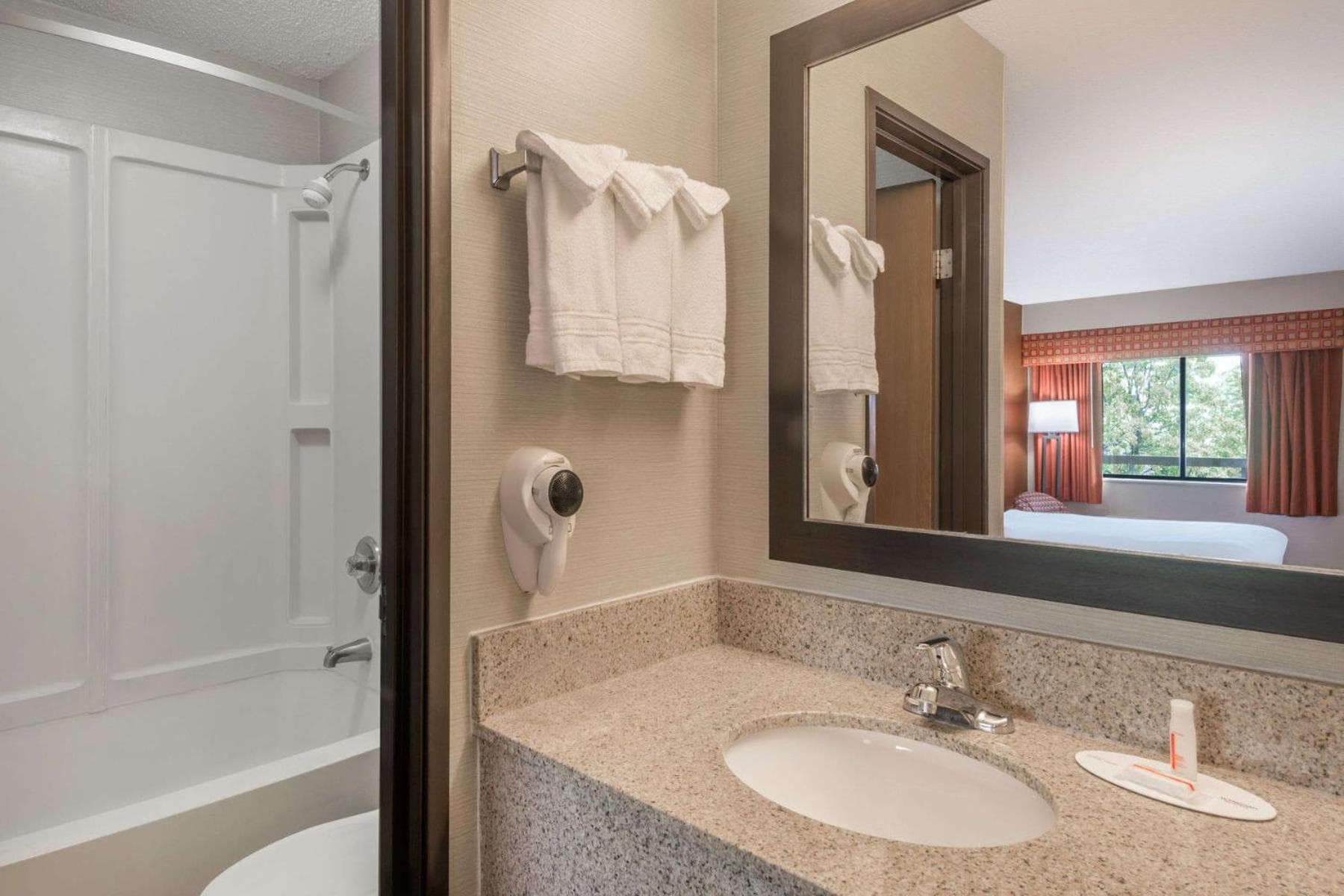 Days Inn by Wyndham Columbus Fairgrounds gallery photo in Columbus, OH — image 21