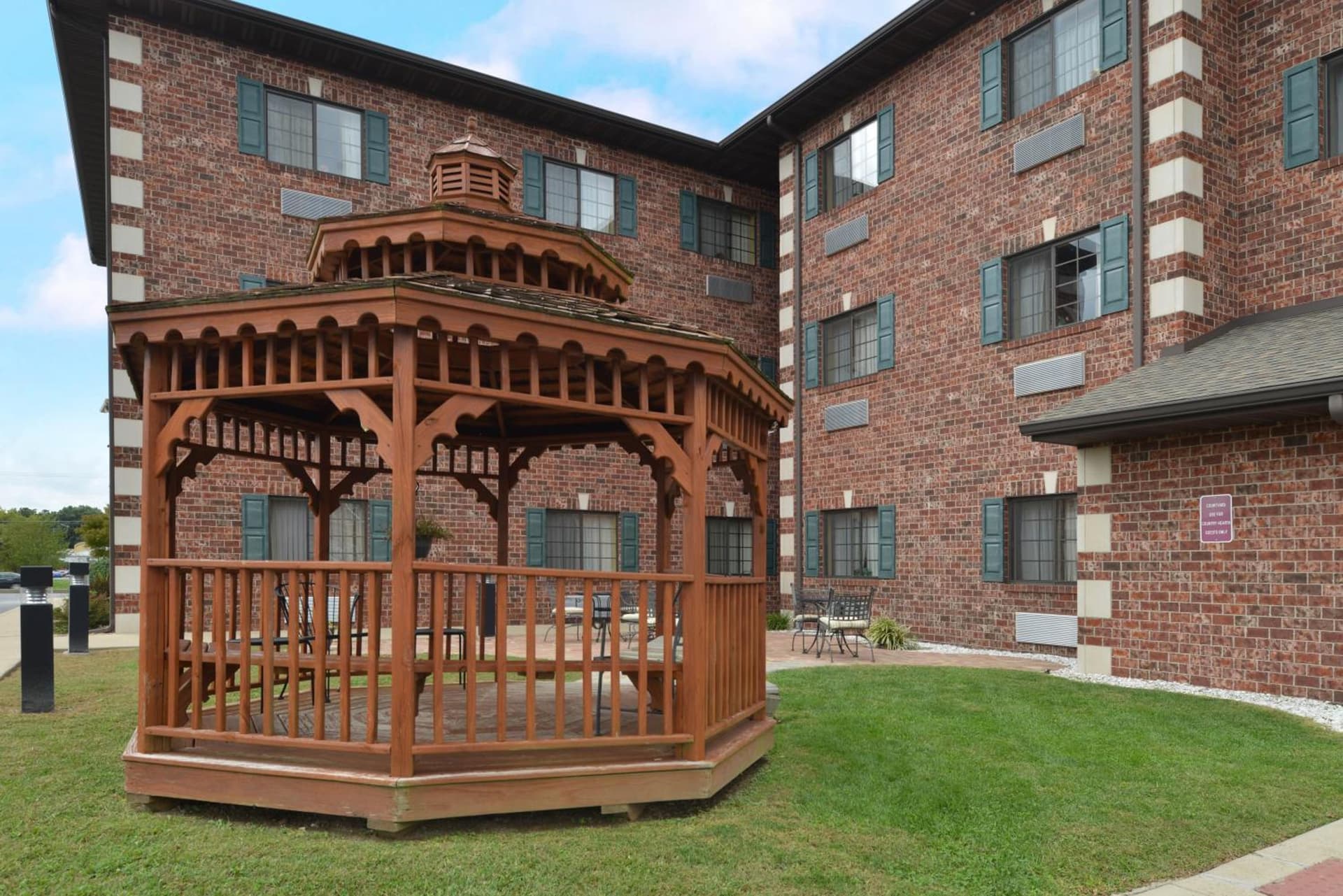 Country Hearth Inn & Suites Edwardsville interior in Edwardsville, IL — gallery photo 2