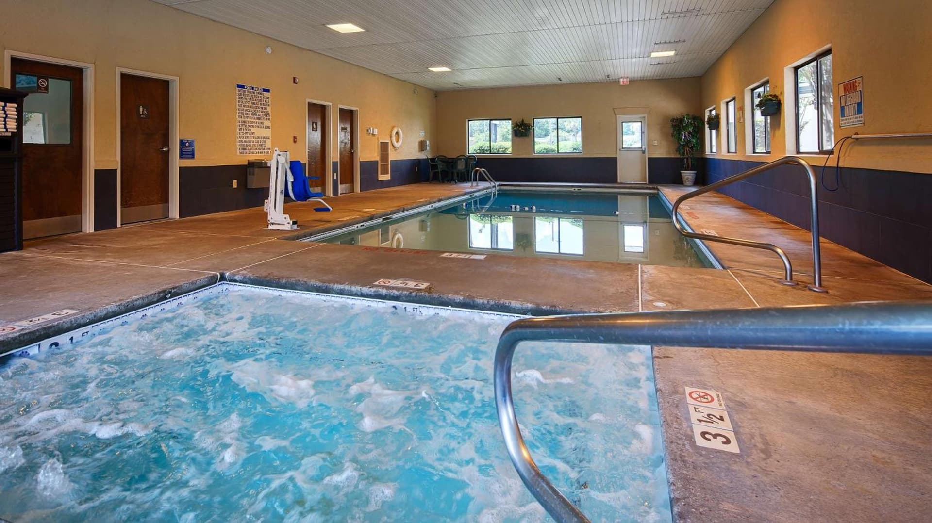 Best Western Inn & Suites of Macon interior in Macon, GA — gallery photo 2