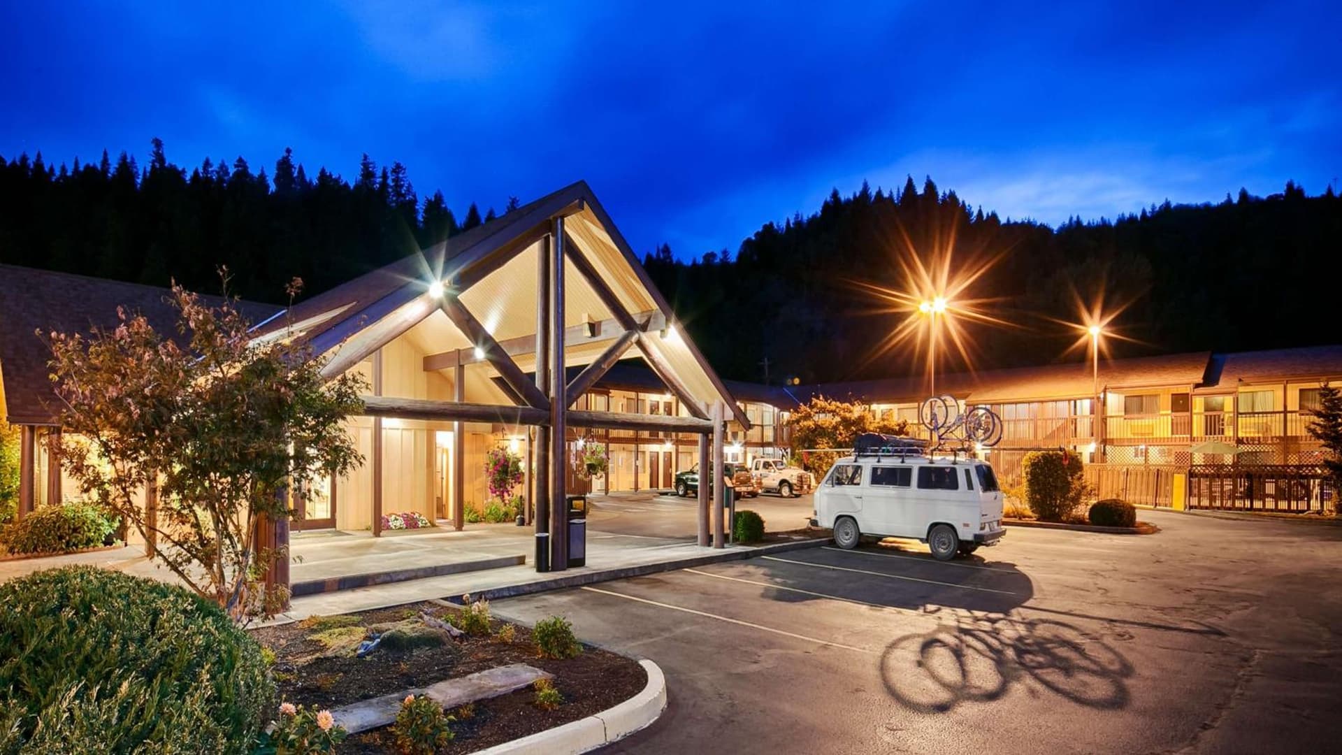 Oakridge Inn & Suites featured exterior or lobby in Oakridge, OR — similar hotel