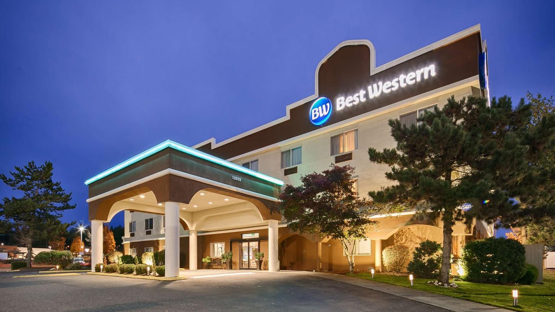 Best Western Sky Valley Inn featured exterior or lobby in Monroe, WA — similar hotel