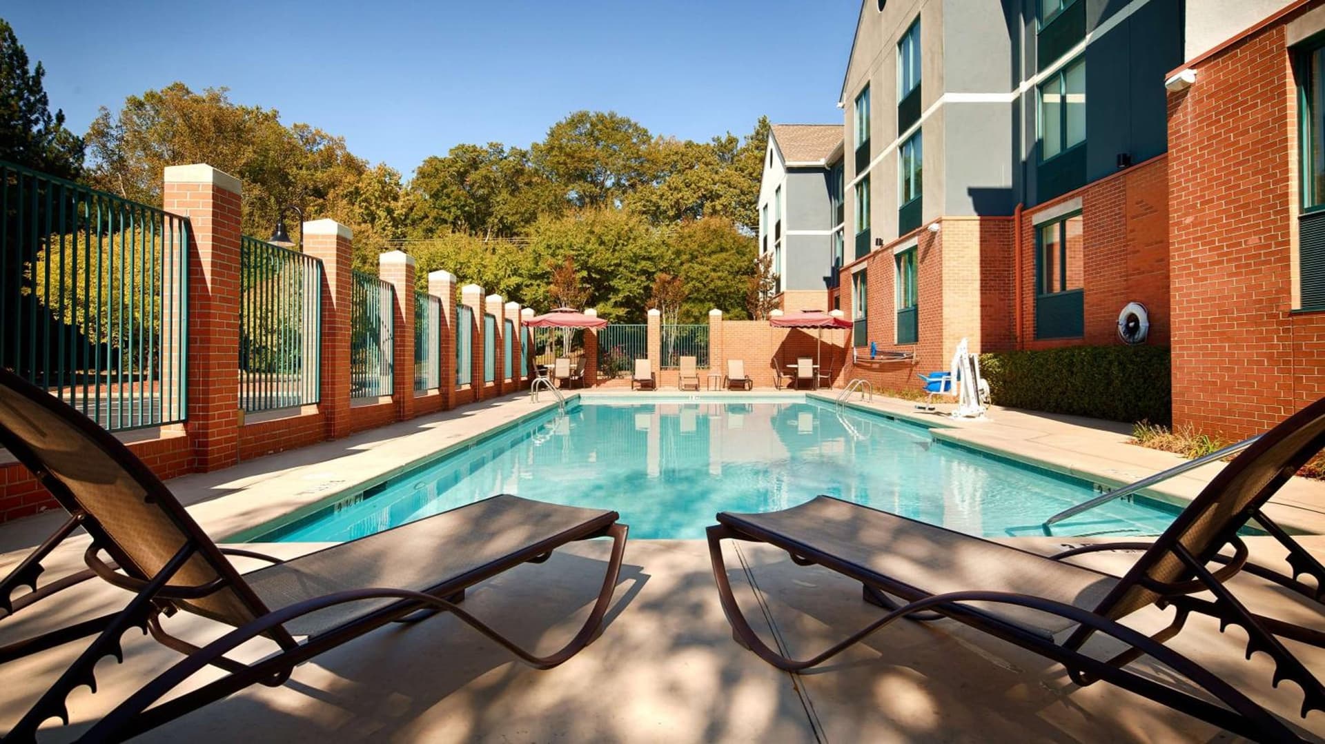 Best Western Plus Roswell/Alpharetta interior in Roswell, GA — gallery photo 2