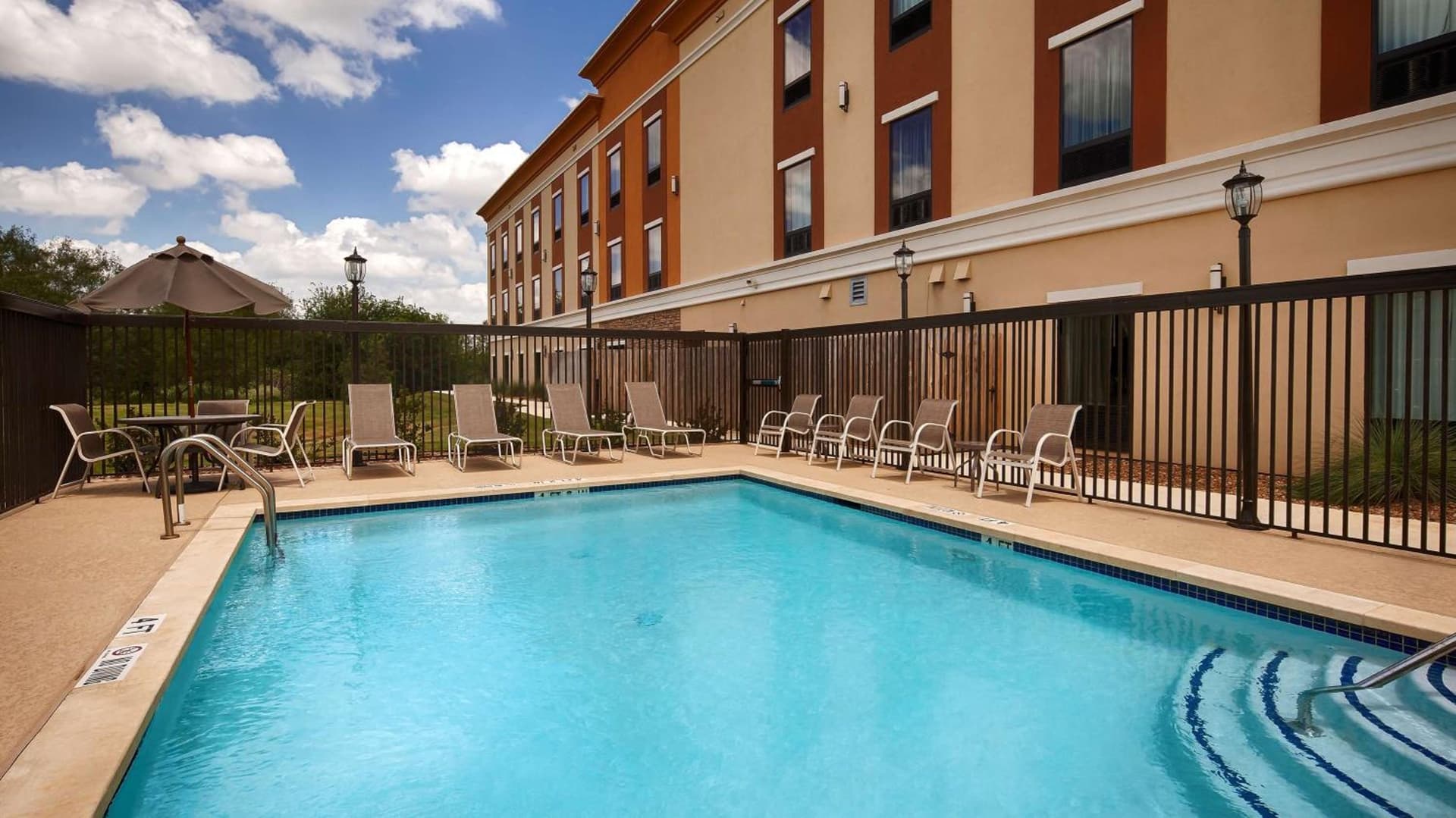 Best Western Plus Elmendorf Hotel San Antonio Hotel property views in Elmendorf, TX — gallery photo 3