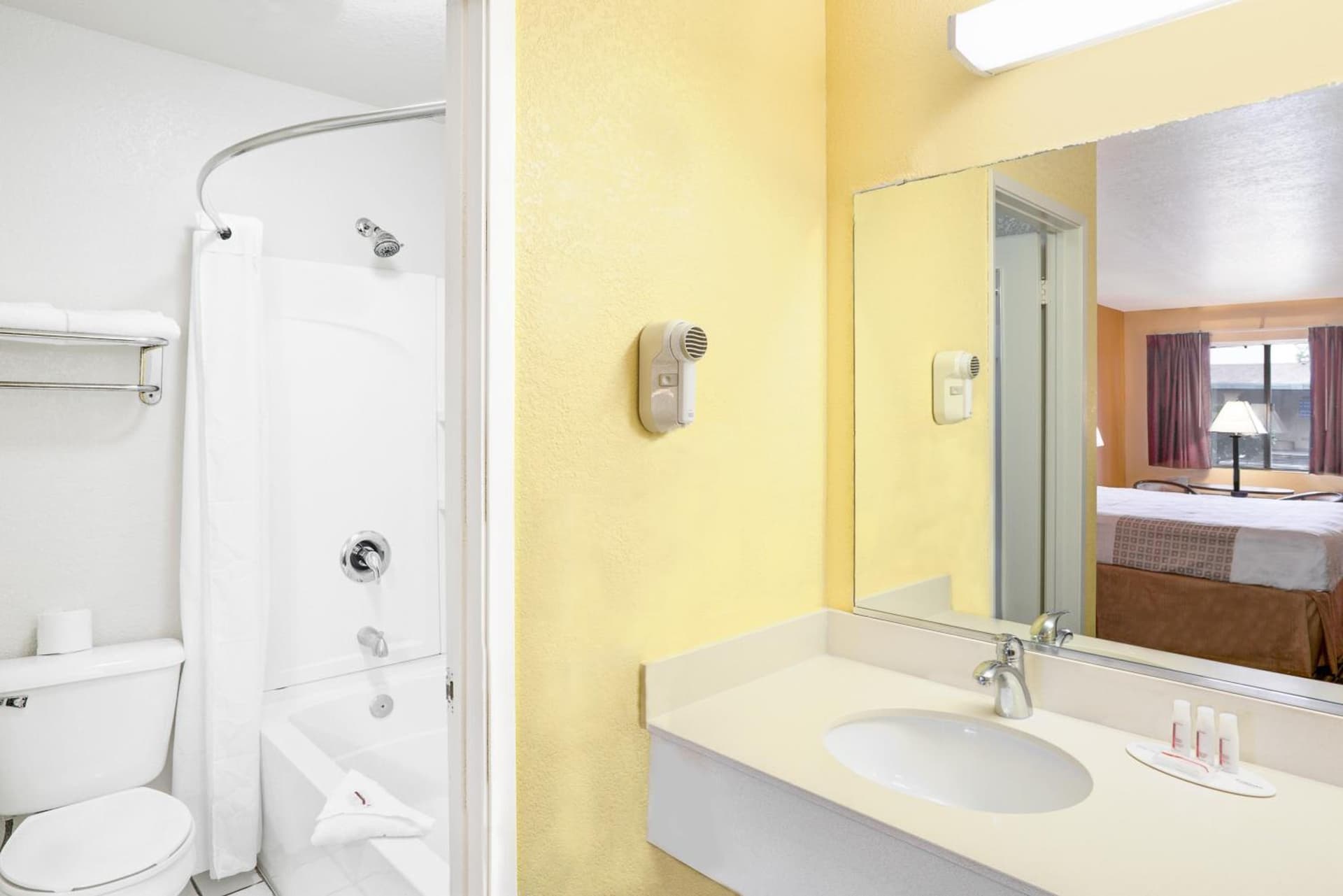 Howard Johnson by Wyndham Modesto Ceres property views in Ceres, CA — gallery photo 3